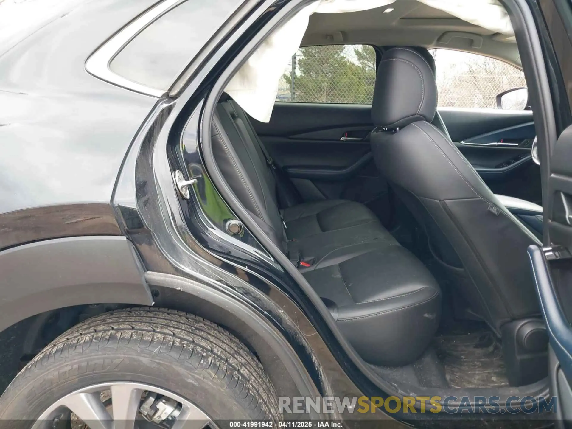 8 Photograph of a damaged car 3MVDMBCL5MM205824 MAZDA CX-30 2021