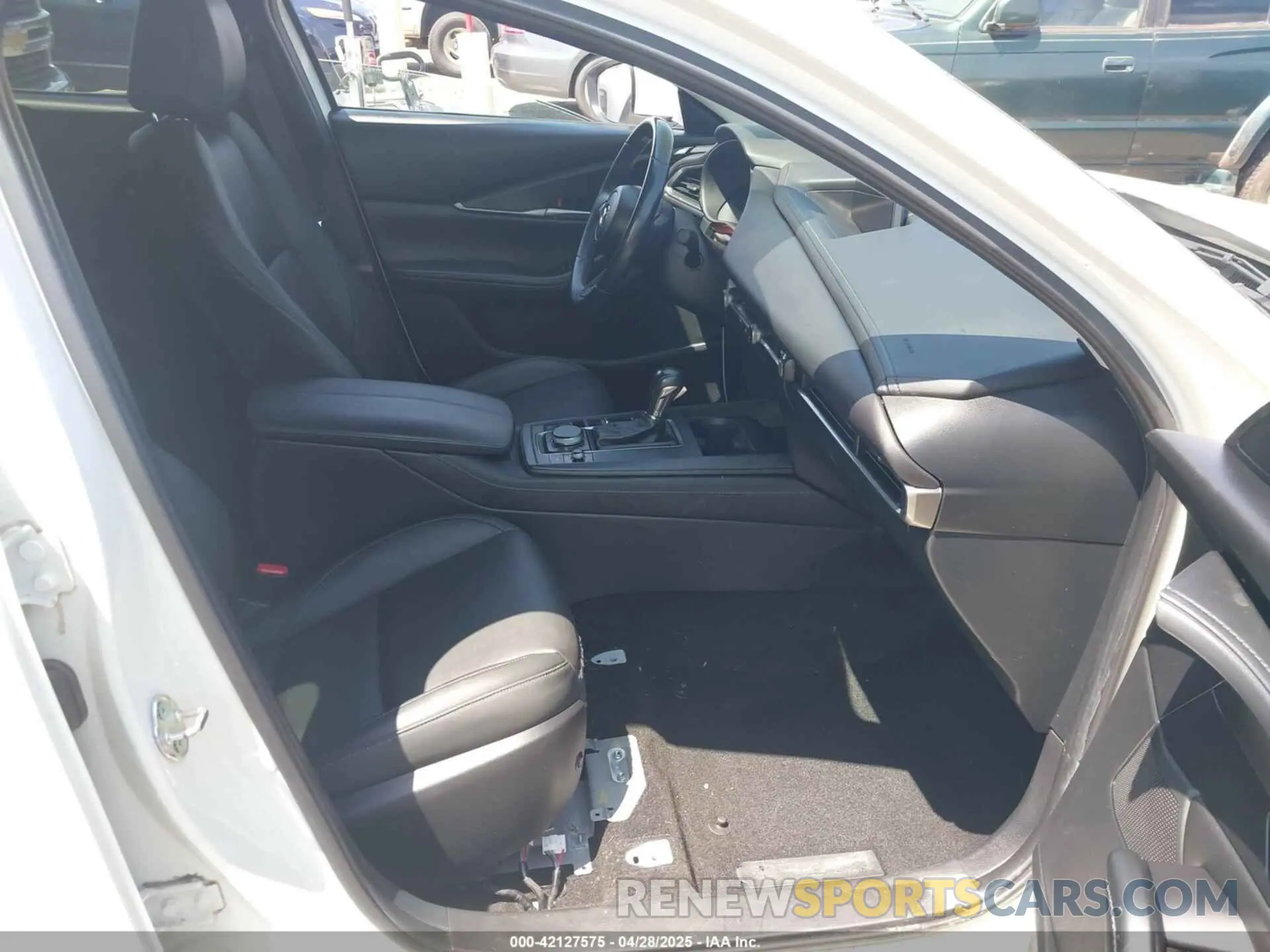 5 Photograph of a damaged car 3MVDMBBL3NM400887 MAZDA CX-30 2022