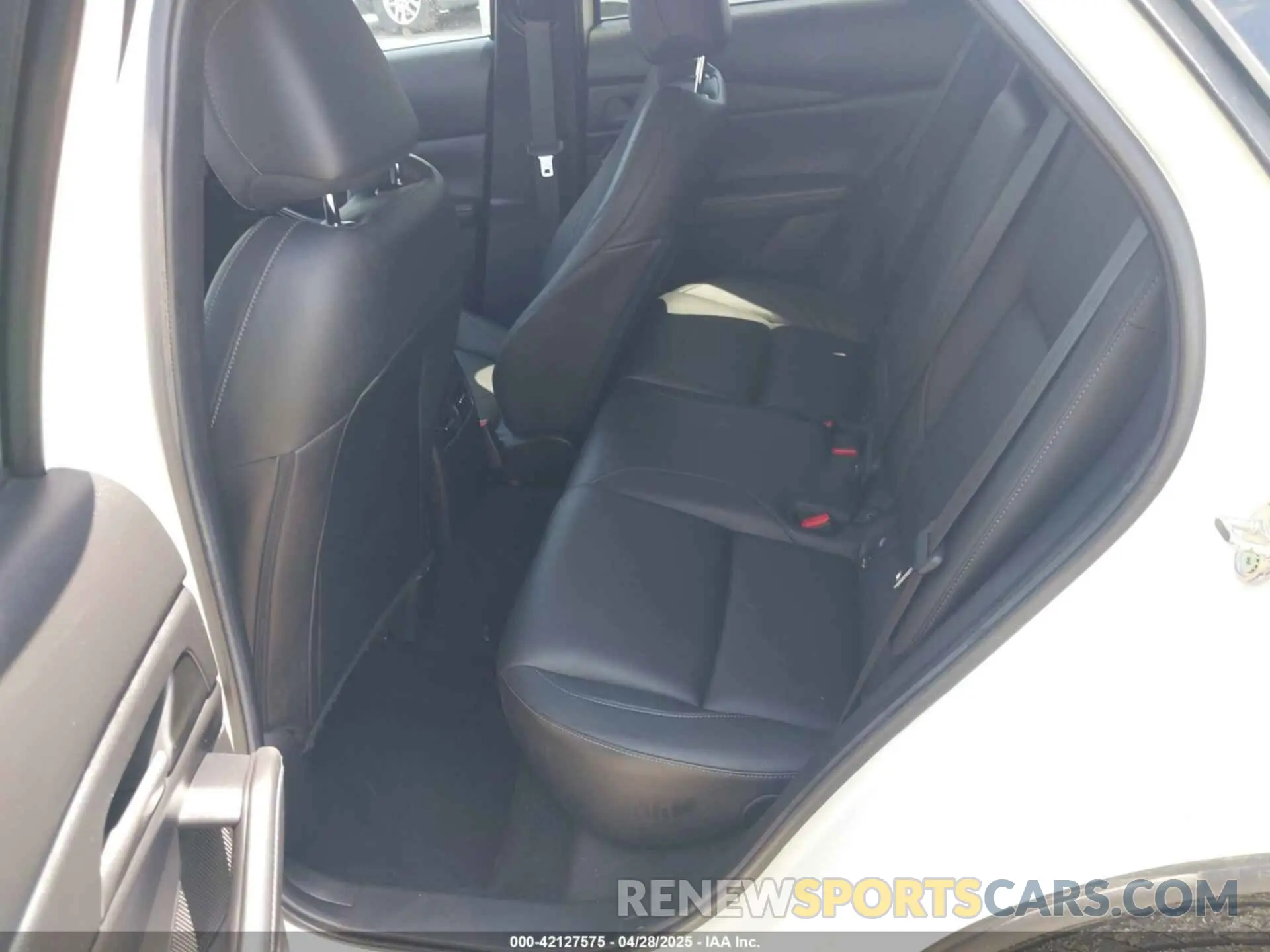 8 Photograph of a damaged car 3MVDMBBL3NM400887 MAZDA CX-30 2022