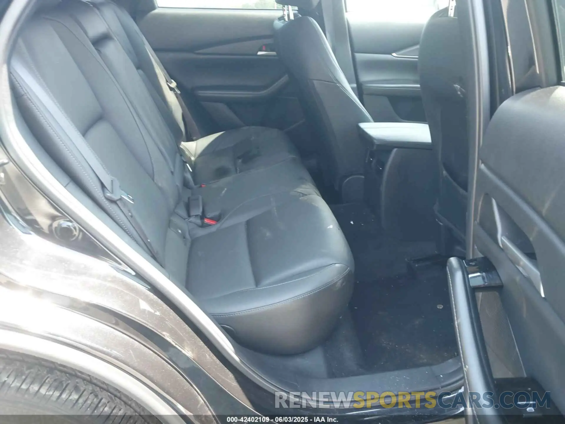 8 Photograph of a damaged car 3MVDMBBM3RM635109 MAZDA CX-30 2024