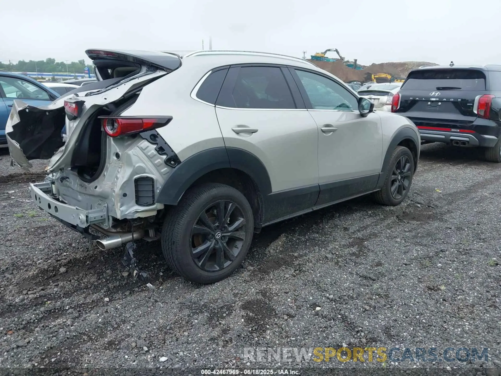 4 Photograph of a damaged car 3MVDMBBM8RM718163 MAZDA CX-30 2024