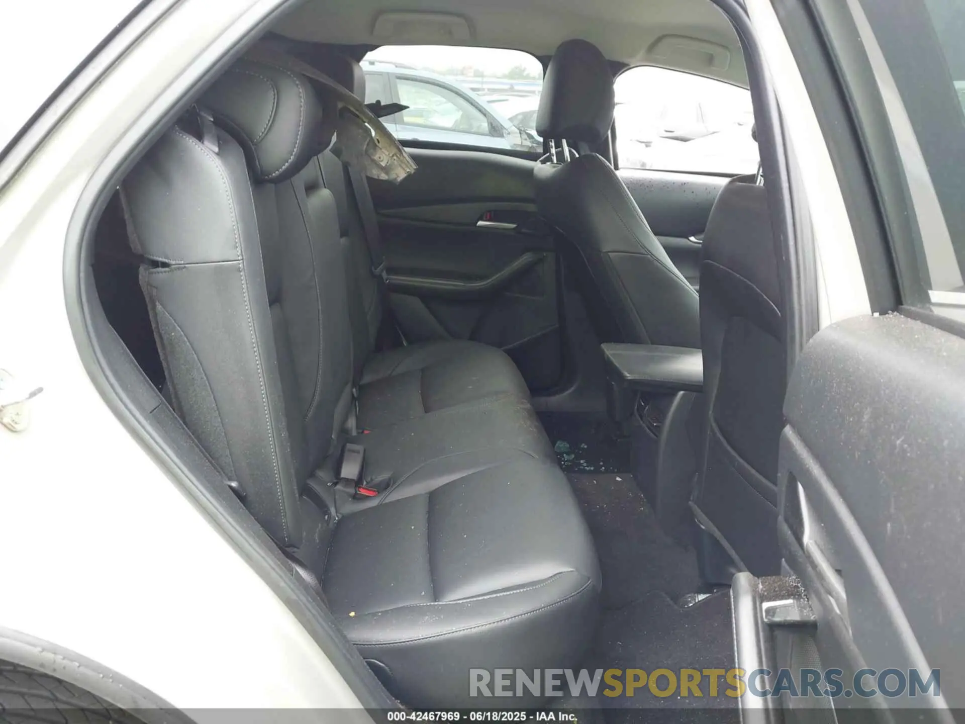 8 Photograph of a damaged car 3MVDMBBM8RM718163 MAZDA CX-30 2024