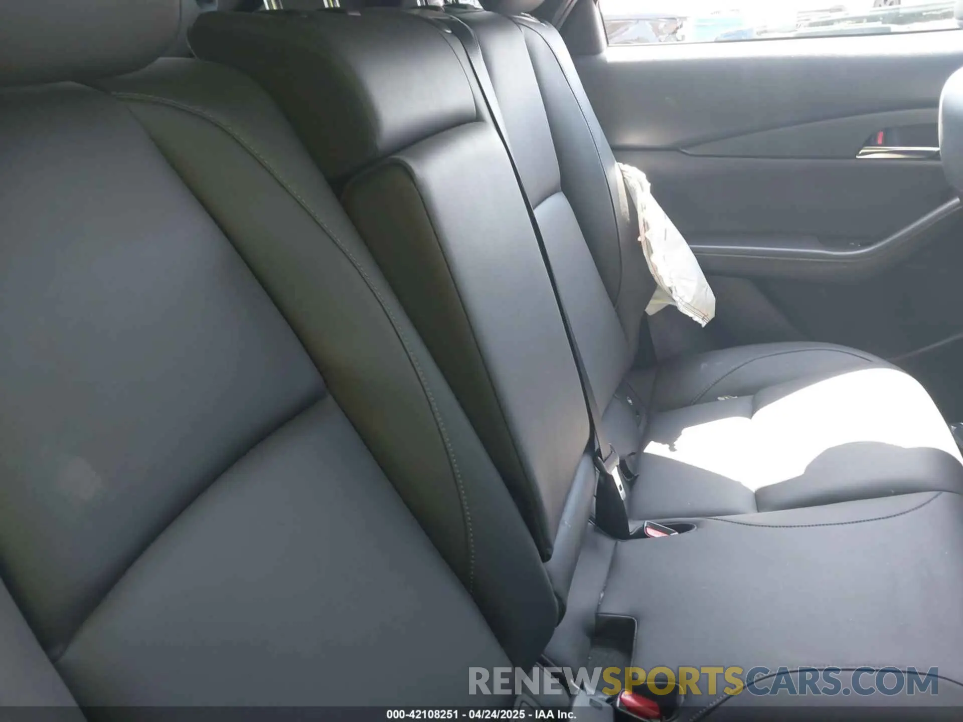 8 Photograph of a damaged car 3MVDMBCM0RM662752 MAZDA CX-30 2024