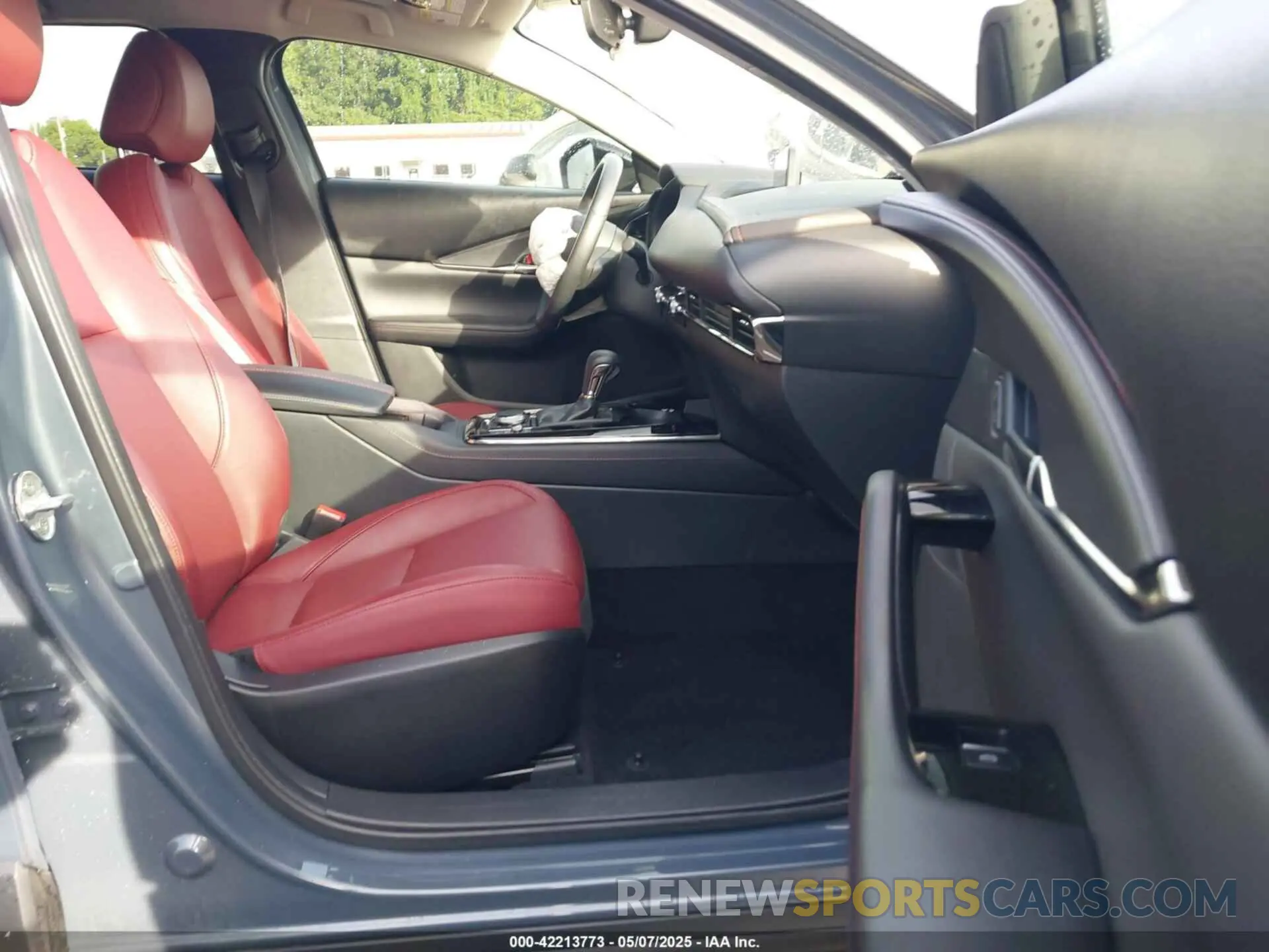 5 Photograph of a damaged car 3MVDMBCM6RM673142 MAZDA CX-30 2024