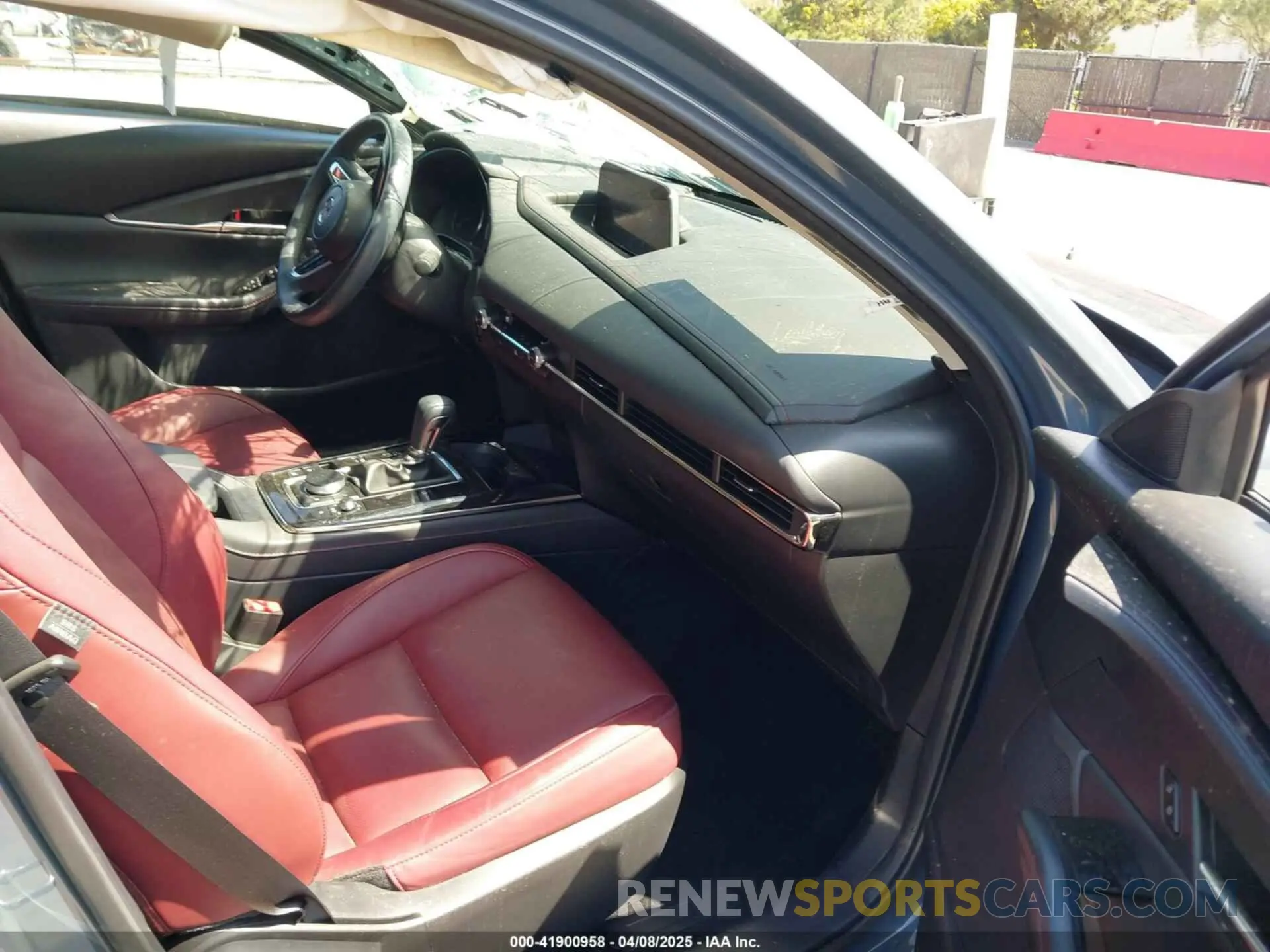 5 Photograph of a damaged car 3MVDMBCMXRM640631 MAZDA CX-30 2024