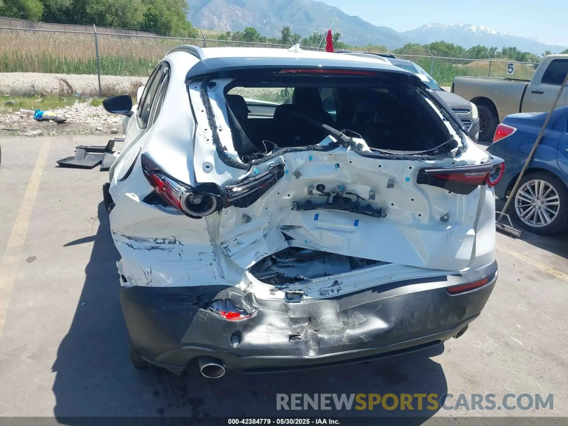16 Photograph of a damaged car 3MVDMBDY6RM662238 MAZDA CX-30 2024