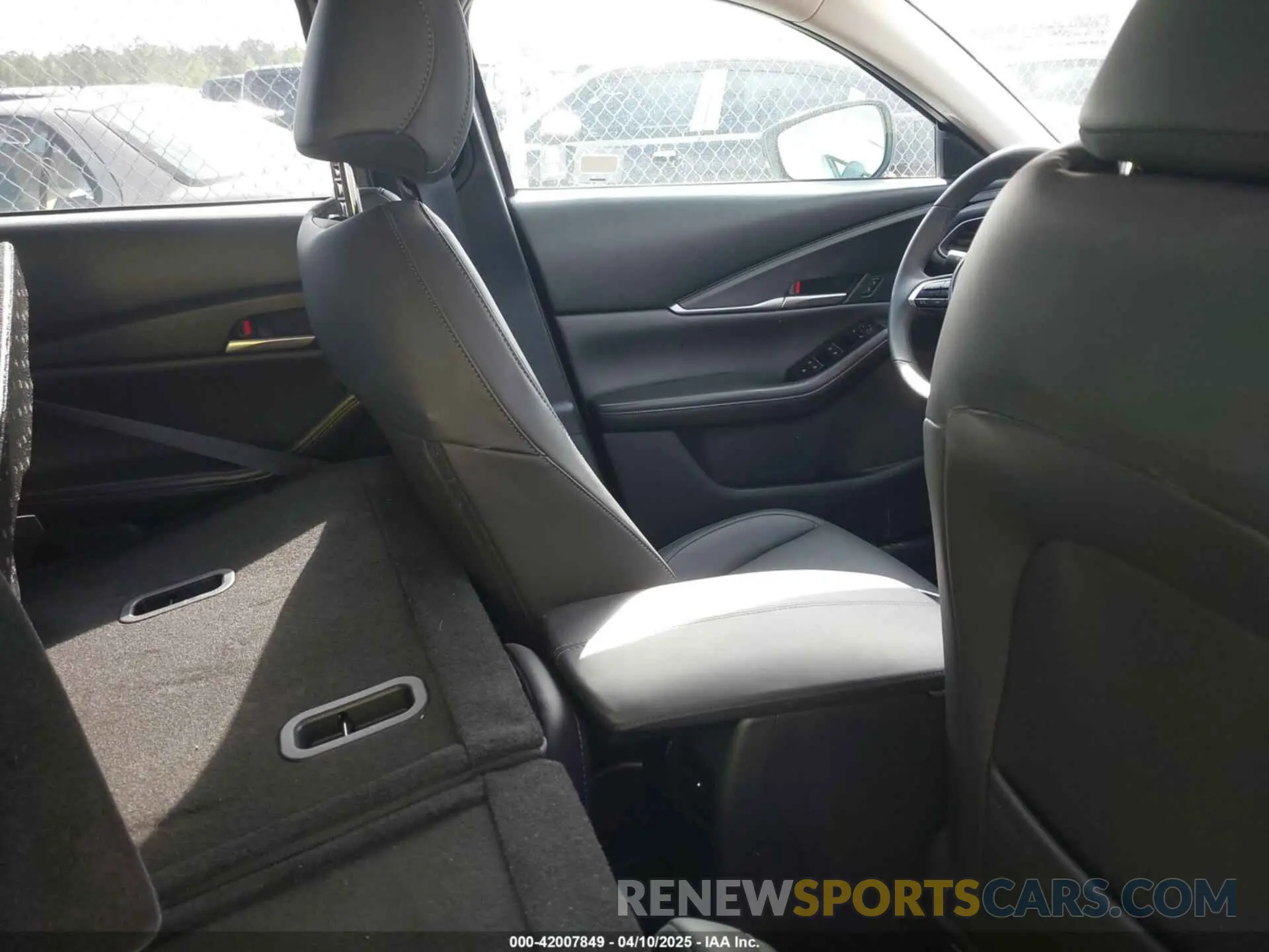 8 Photograph of a damaged car 3MVDMBBM8SM758071 MAZDA CX-30 2025
