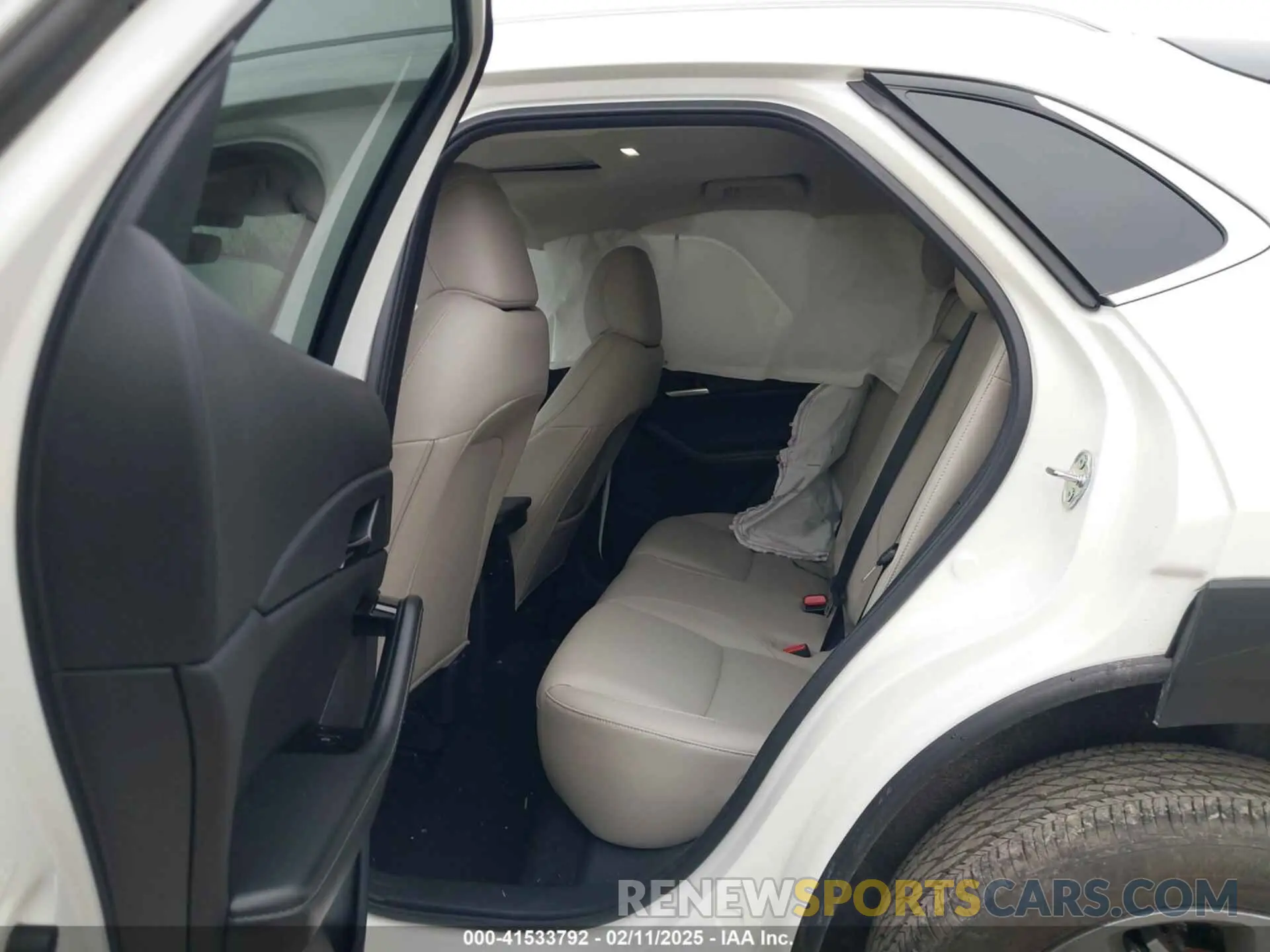 8 Photograph of a damaged car 3MVDMBCM0SM753414 MAZDA CX-30 2025