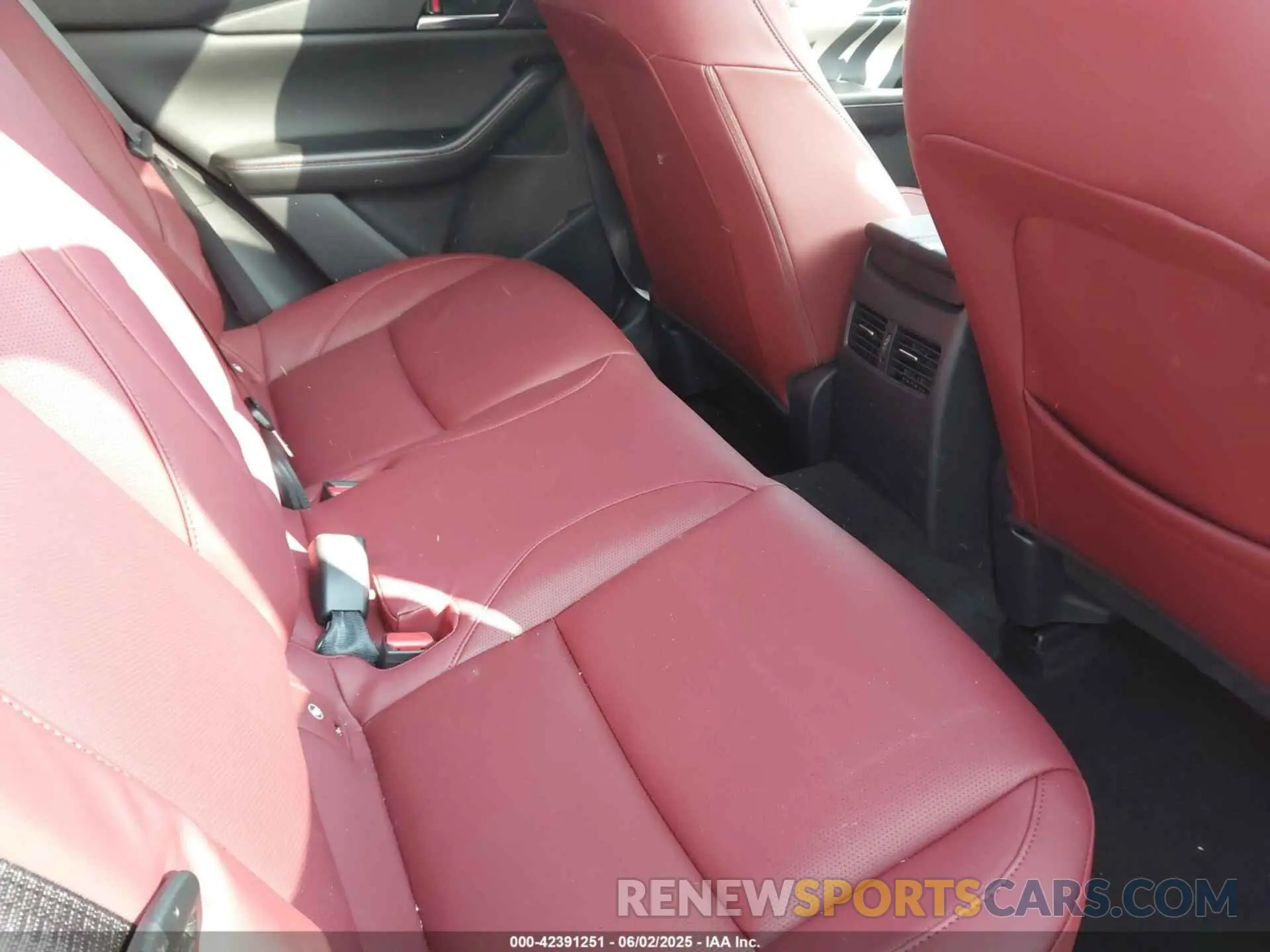 8 Photograph of a damaged car 3MVDMBCM2SM804234 MAZDA CX-30 2025