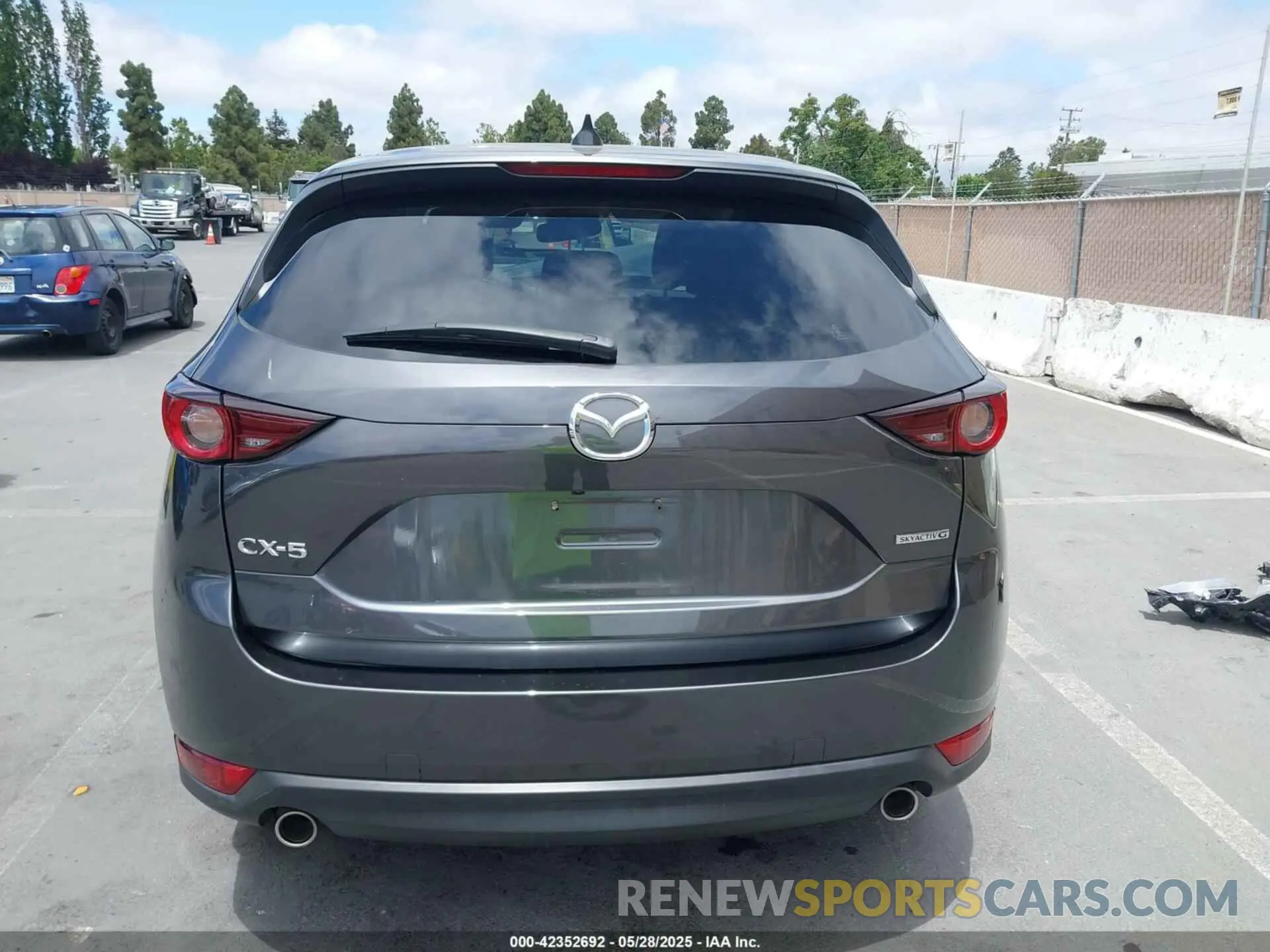 17 Photograph of a damaged car JM3KFACM2L0808292 MAZDA CX-5 2020
