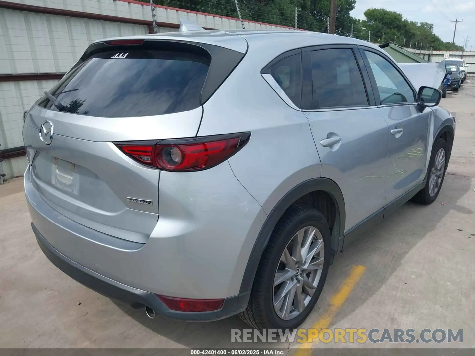 4 Photograph of a damaged car JM3KFBDMXL1809365 MAZDA CX-5 2020
