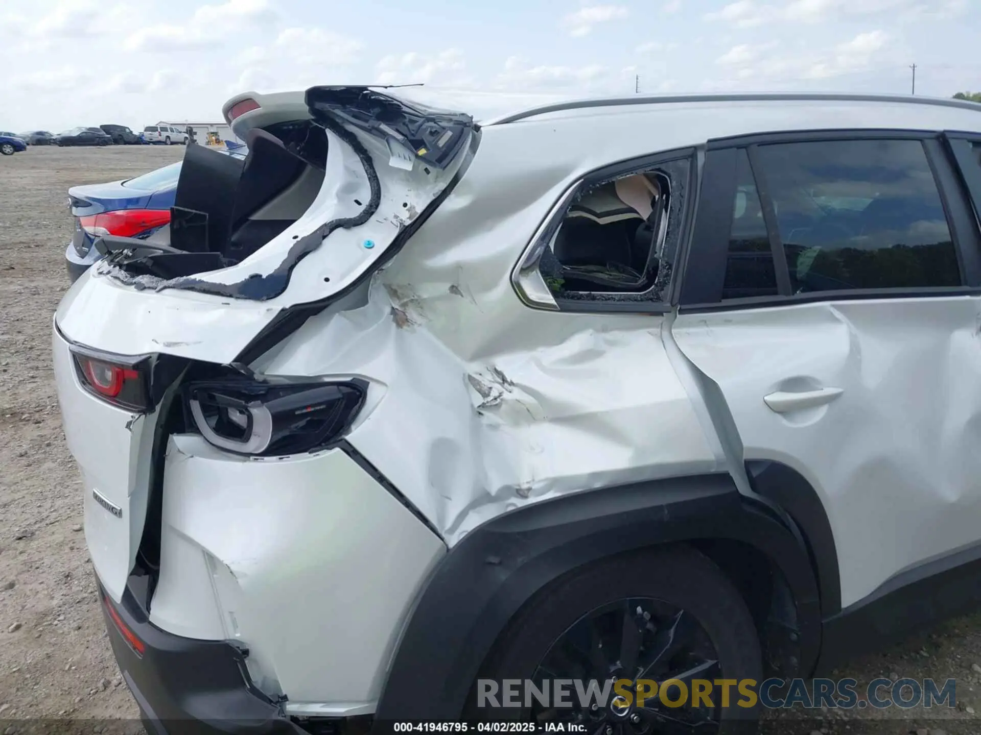 19 Photograph of a damaged car 7MMVABCMXPN124805 MAZDA CX-50 2023