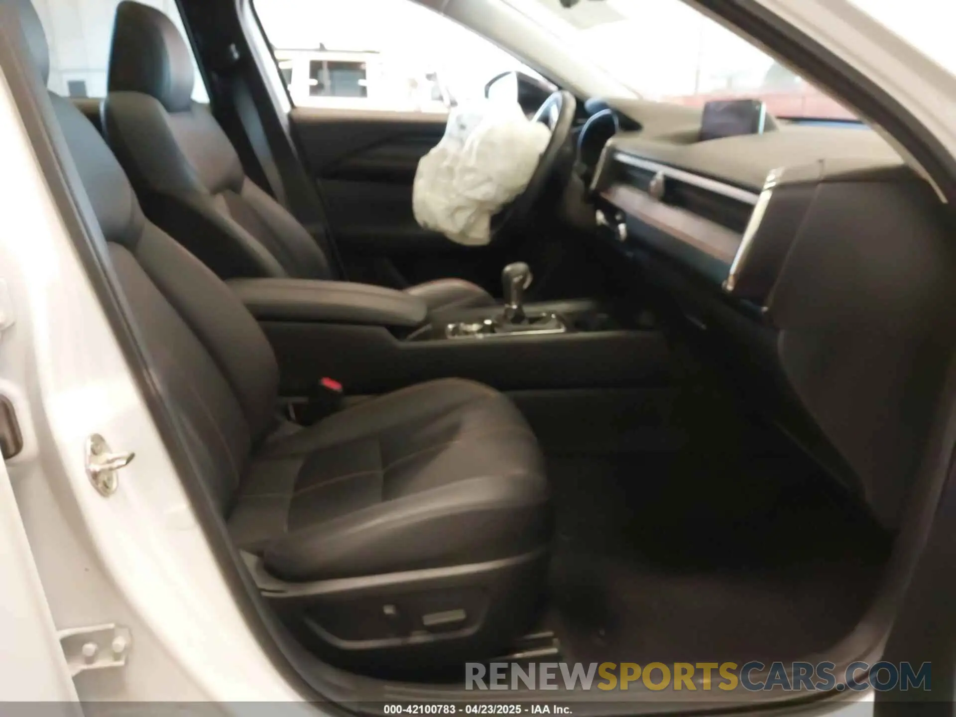 5 Photograph of a damaged car 7MMVABEM5PN137829 MAZDA CX-50 2023