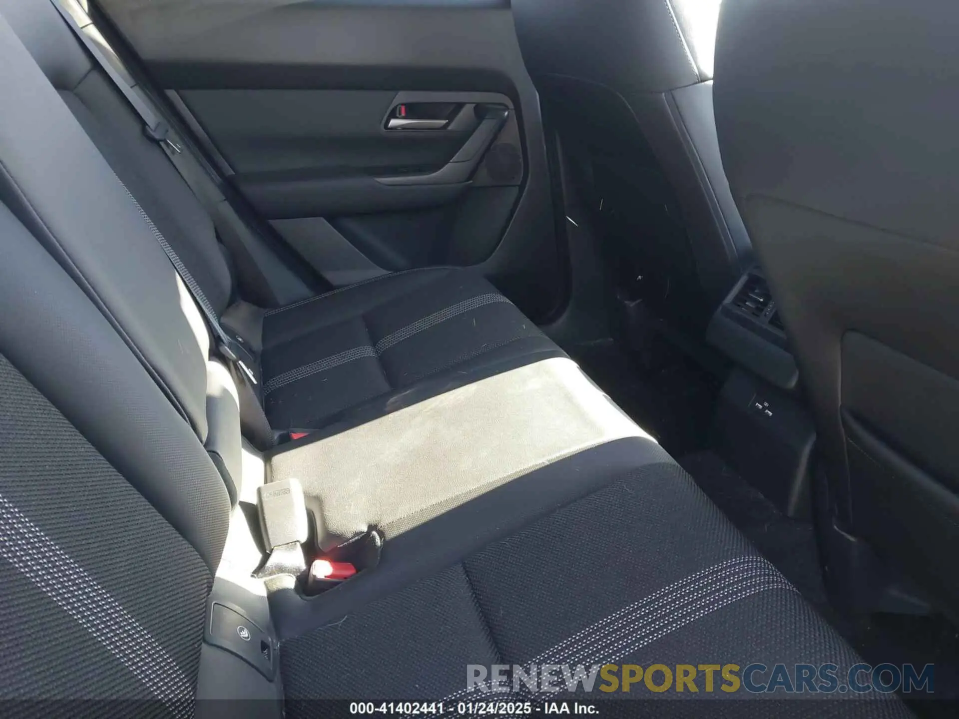 8 Photograph of a damaged car 7MMVABDM1RN203717 MAZDA CX-50 2024