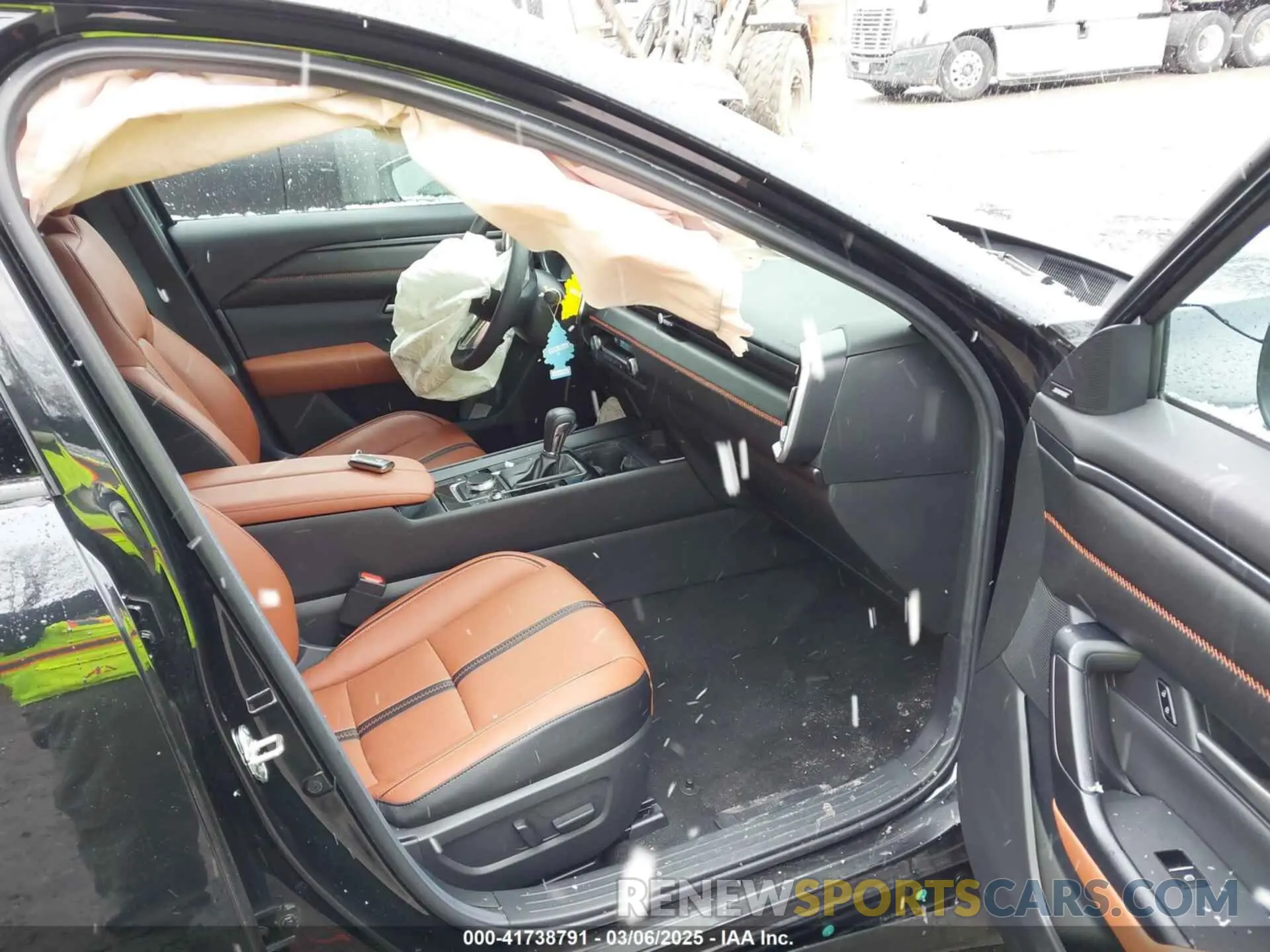 5 Photograph of a damaged car 7MMVABDYXRN180263 MAZDA CX-50 2024