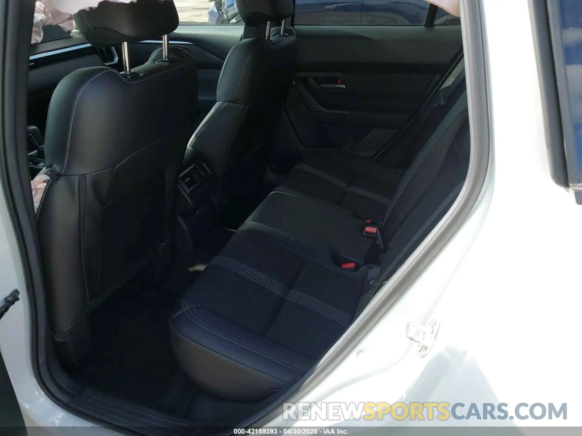 8 Photograph of a damaged car 7MMVABDM8SN335119 MAZDA CX-50 2025