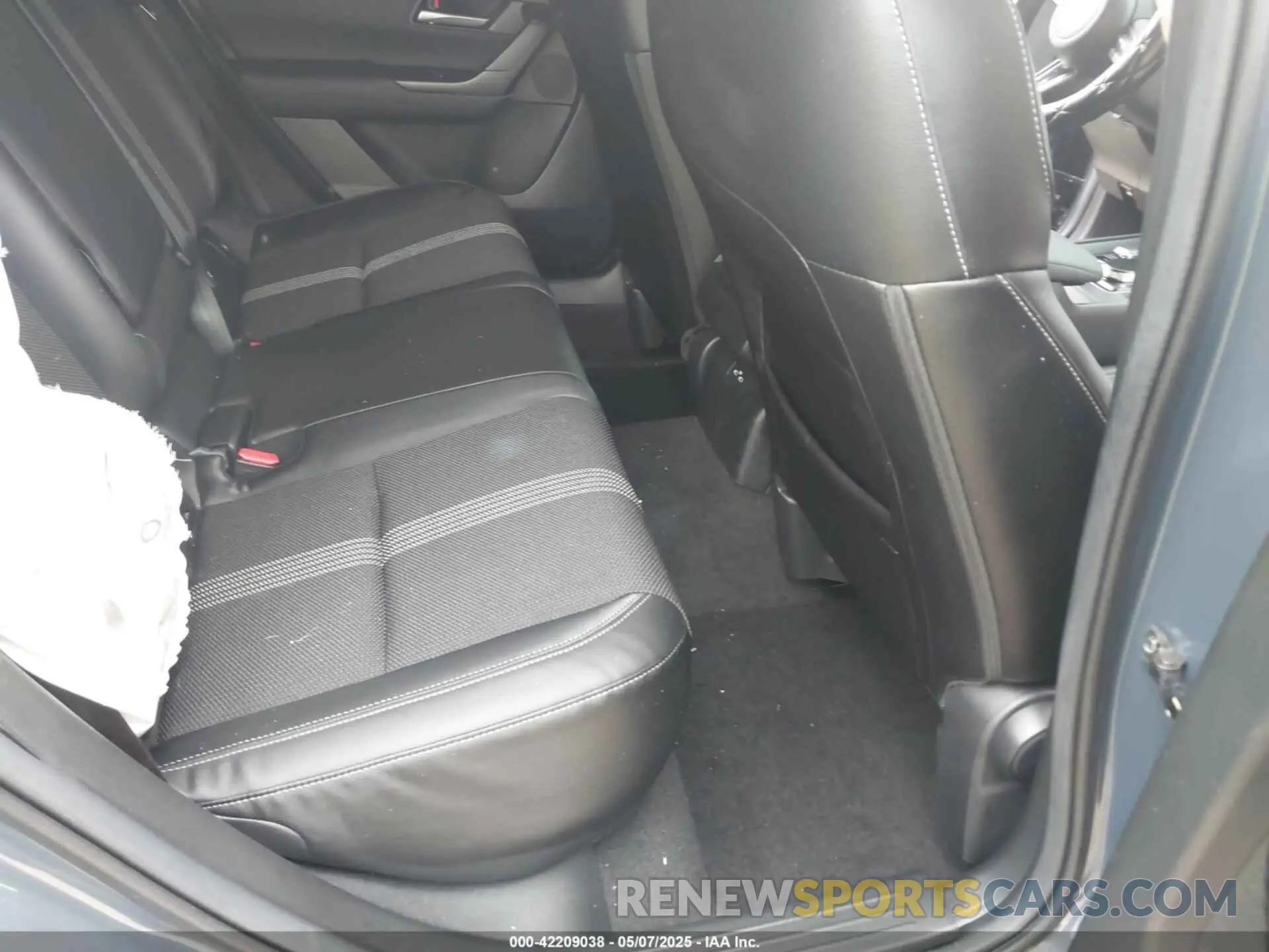 8 Photograph of a damaged car 7MMVABDMXSN316300 MAZDA CX-50 2025