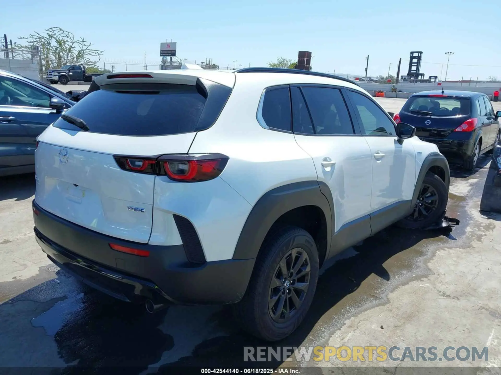 4 Photograph of a damaged car 7MMVAADW3SN109713 MAZDA CX-50 HYBRID 2025