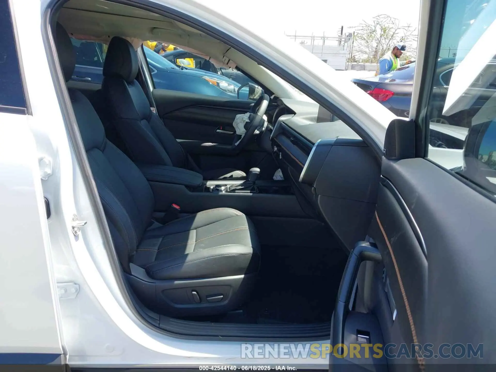 5 Photograph of a damaged car 7MMVAADW3SN109713 MAZDA CX-50 HYBRID 2025