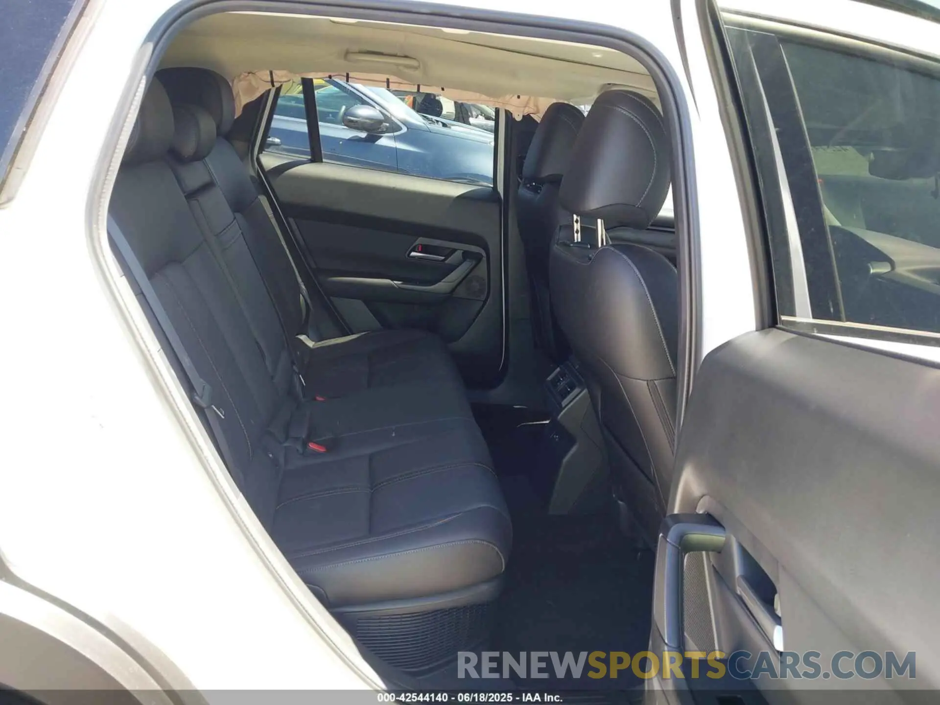 8 Photograph of a damaged car 7MMVAADW3SN109713 MAZDA CX-50 HYBRID 2025