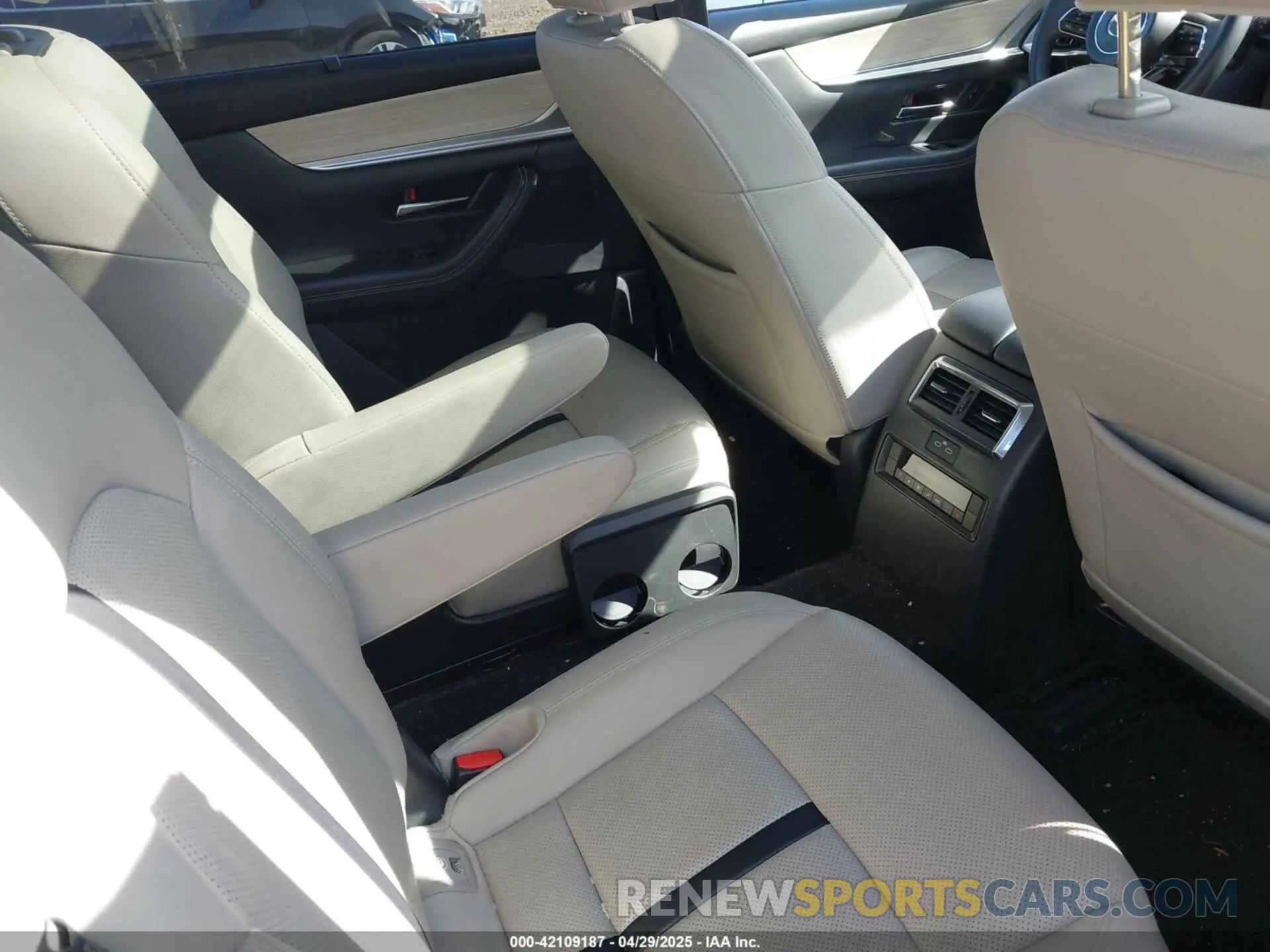 8 Photograph of a damaged car JM3KKDHA7R1135174 MAZDA CX-90 PHEV 2024