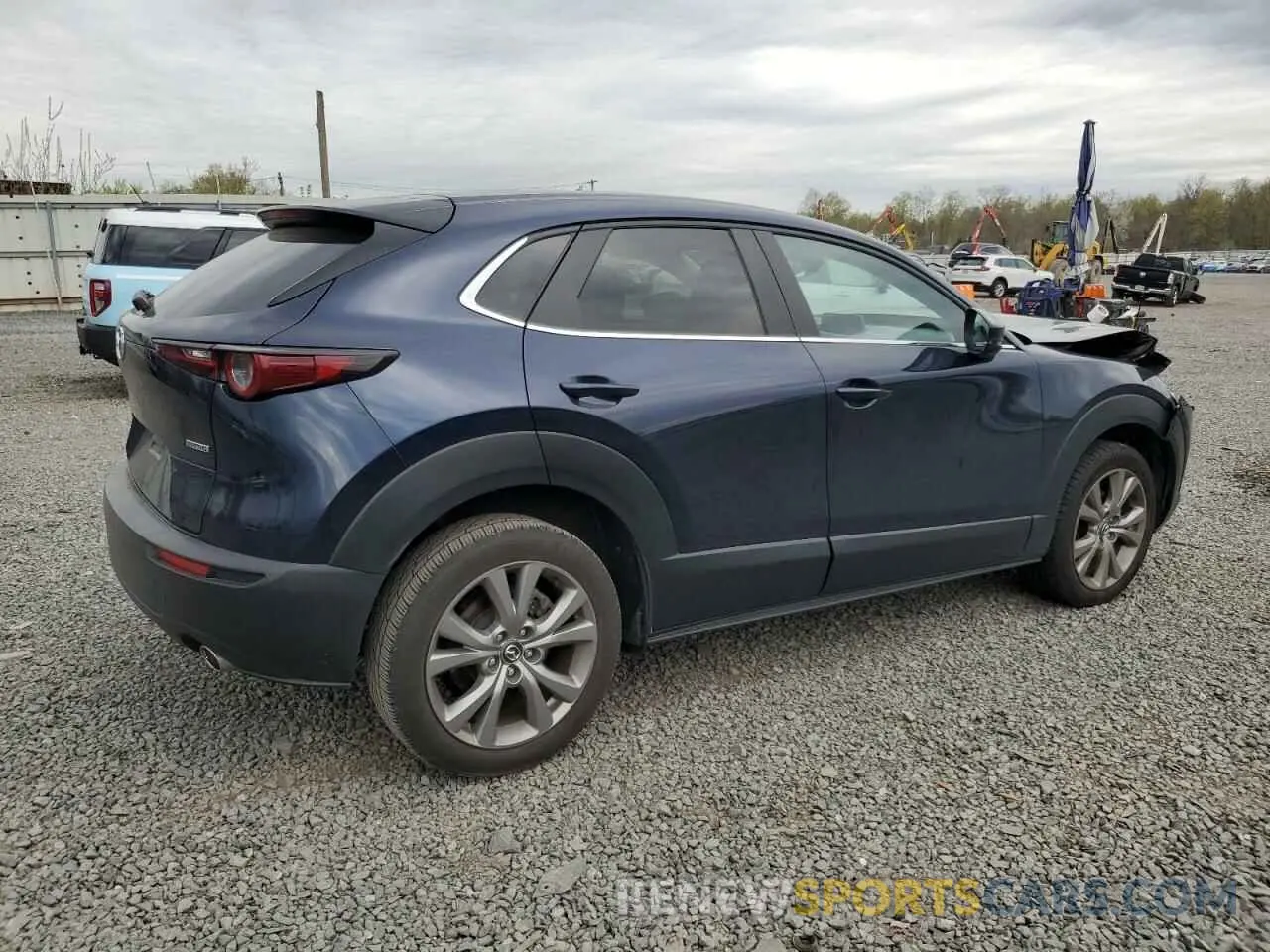 3 Photograph of a damaged car 3MVDMBCL2LM119689 MAZDA CX30 2020
