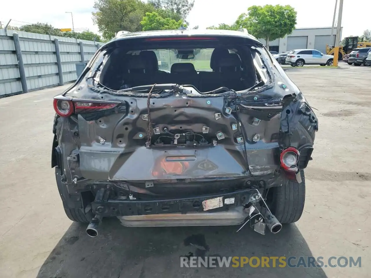 6 Photograph of a damaged car 3MVDMADM5MM228960 MAZDA CX30 2021