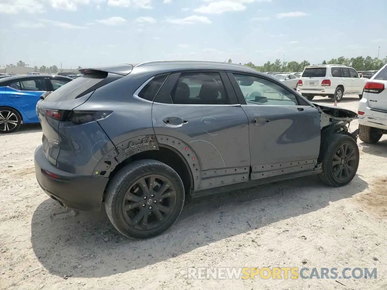 3 Photograph of a damaged car 3MVDMBAY8MM310548 MAZDA CX30 2021