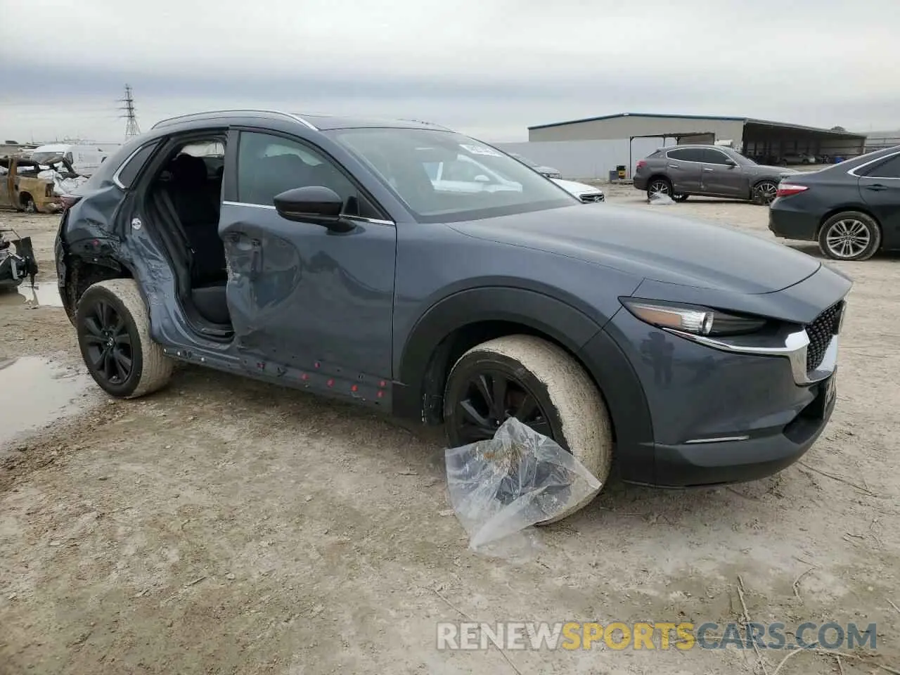4 Photograph of a damaged car 3MVDMBAYXMM314228 MAZDA CX30 2021