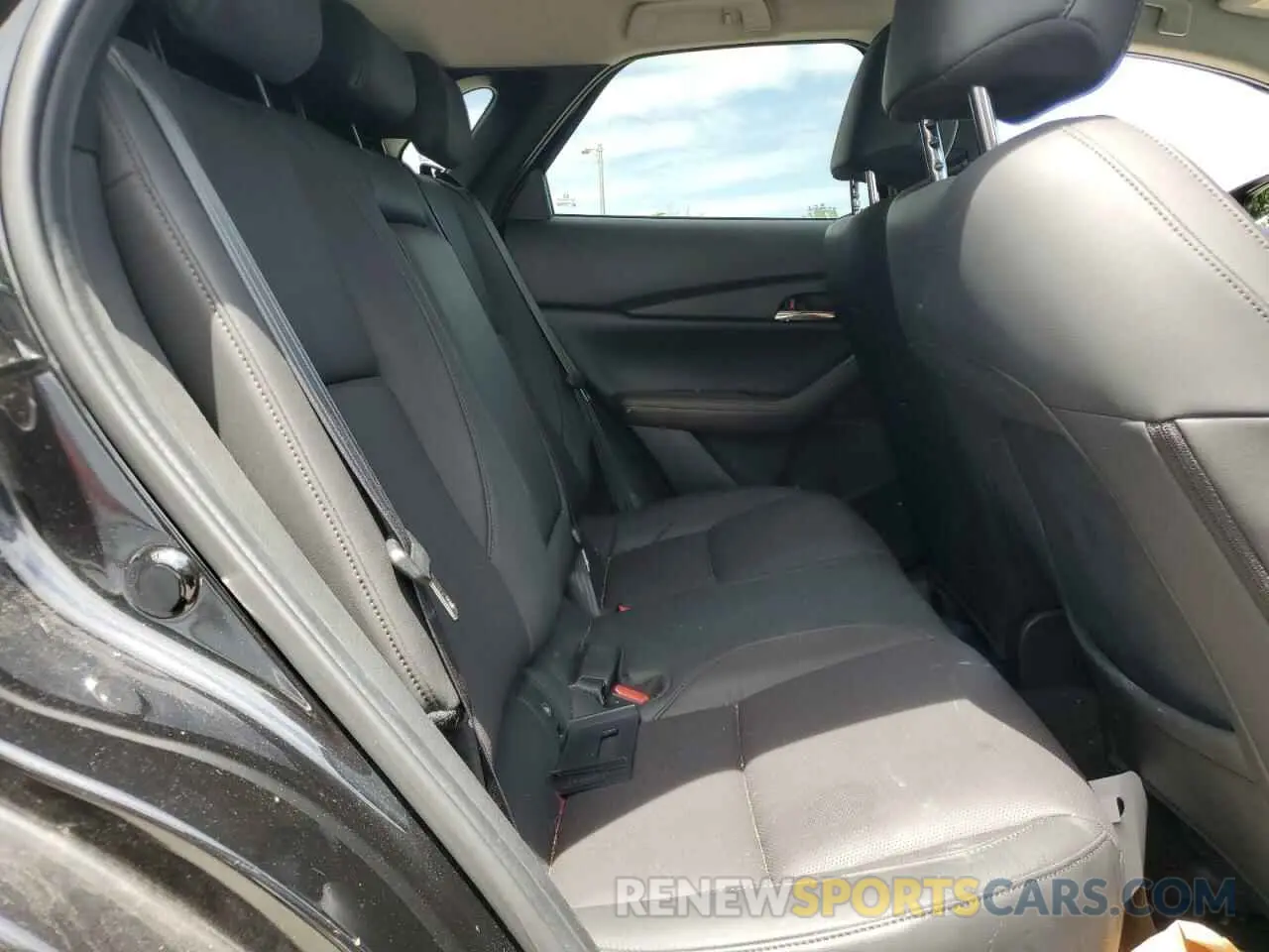 10 Photograph of a damaged car 3MVDMBDL4NM435158 MAZDA CX30 2022