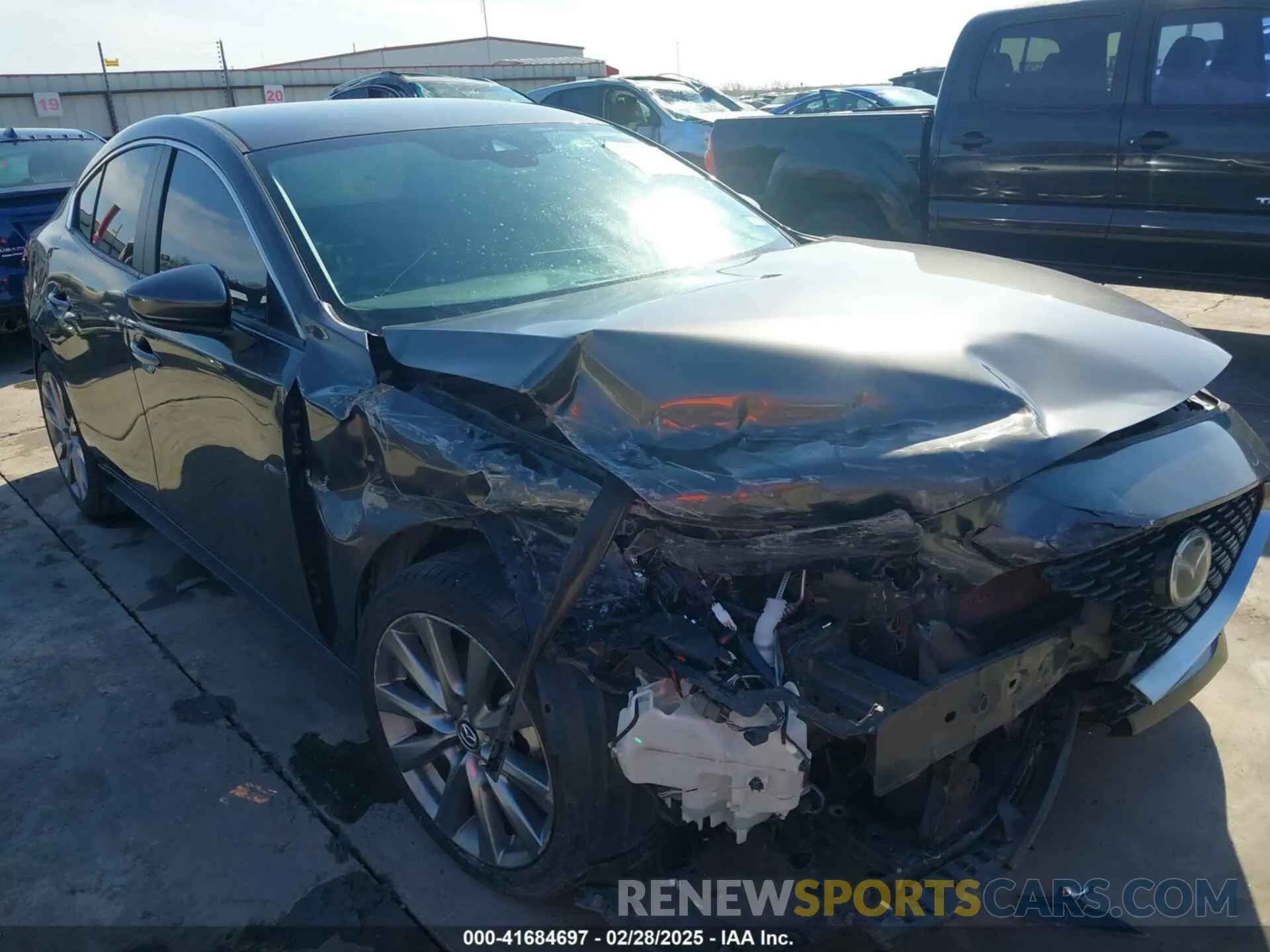 18 Photograph of a damaged car 3MZBPAAL0KM105508 MAZDA MAZDA3 2019