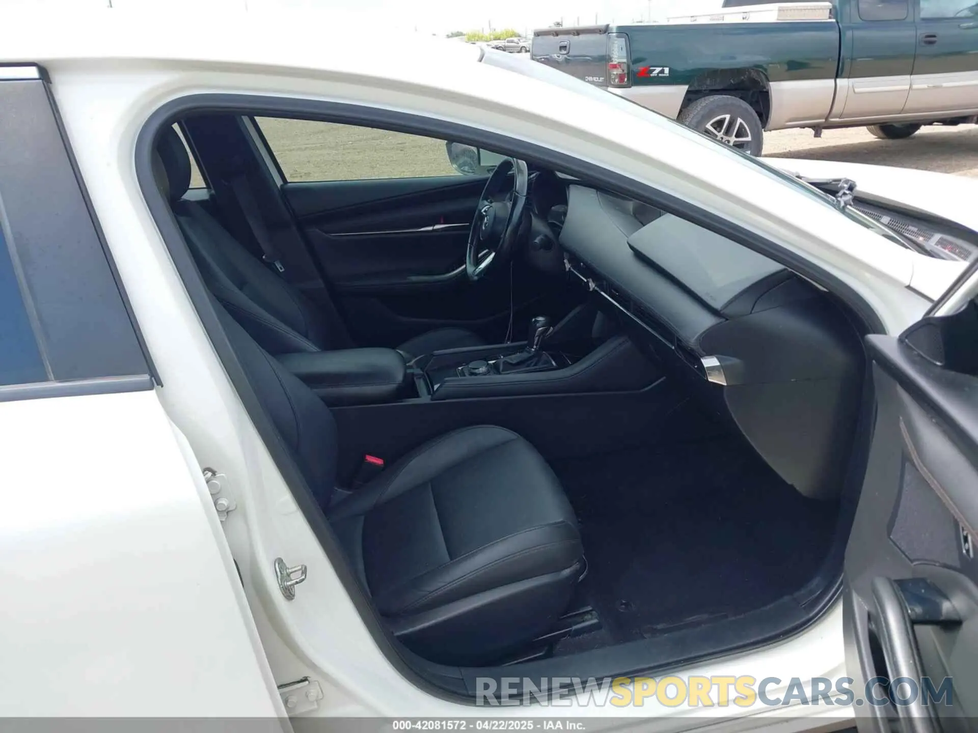 5 Photograph of a damaged car 3MZBPAAL9KM105989 MAZDA MAZDA3 2019