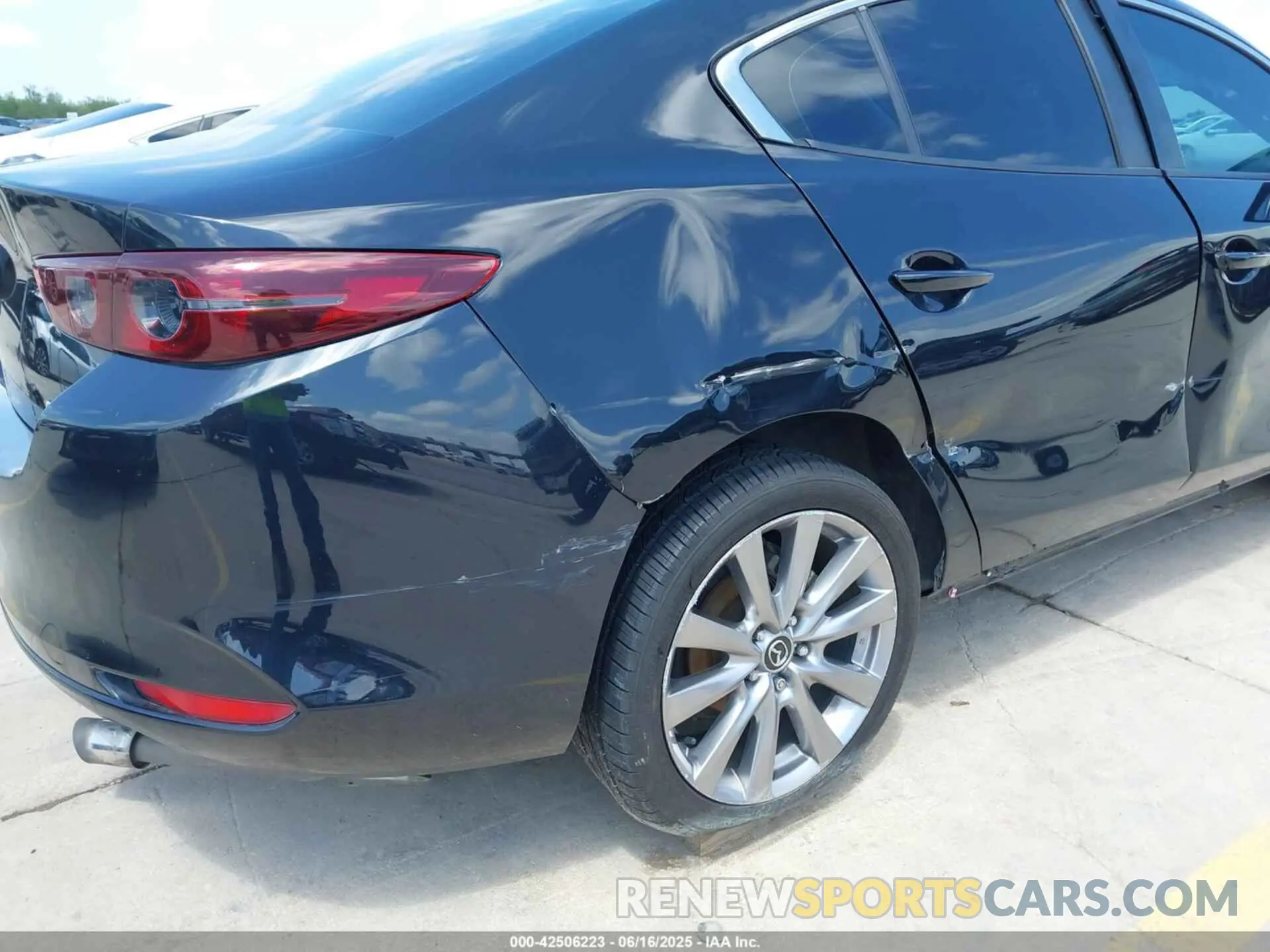 16 Photograph of a damaged car JM1BPACL4K1110174 MAZDA MAZDA3 2019