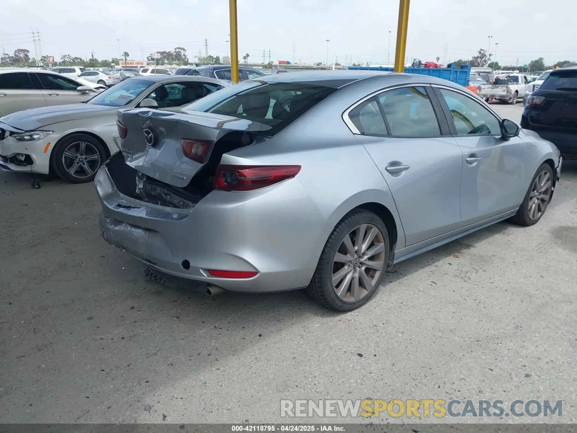 4 Photograph of a damaged car 3MZBPACL6LM131481 MAZDA MAZDA3 2020