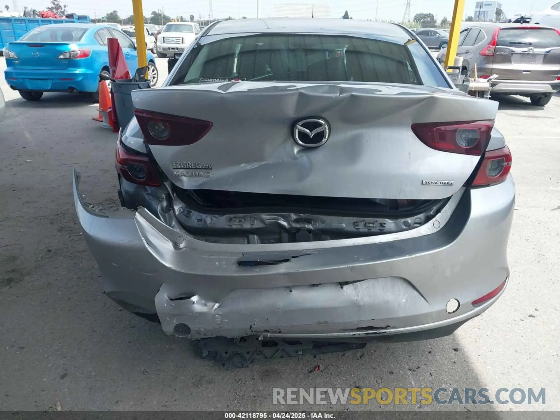 6 Photograph of a damaged car 3MZBPACL6LM131481 MAZDA MAZDA3 2020