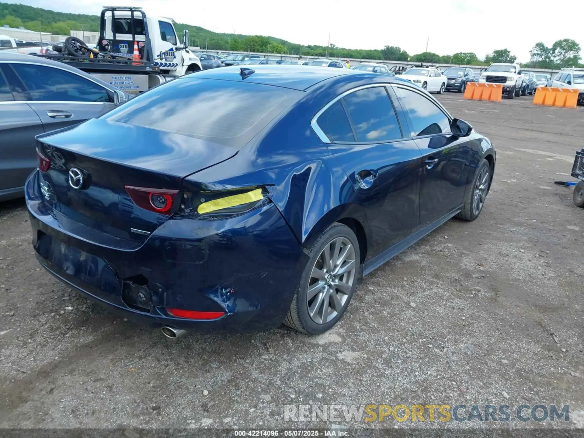 4 Photograph of a damaged car JM1BPBEM2L1163307 MAZDA MAZDA3 2020