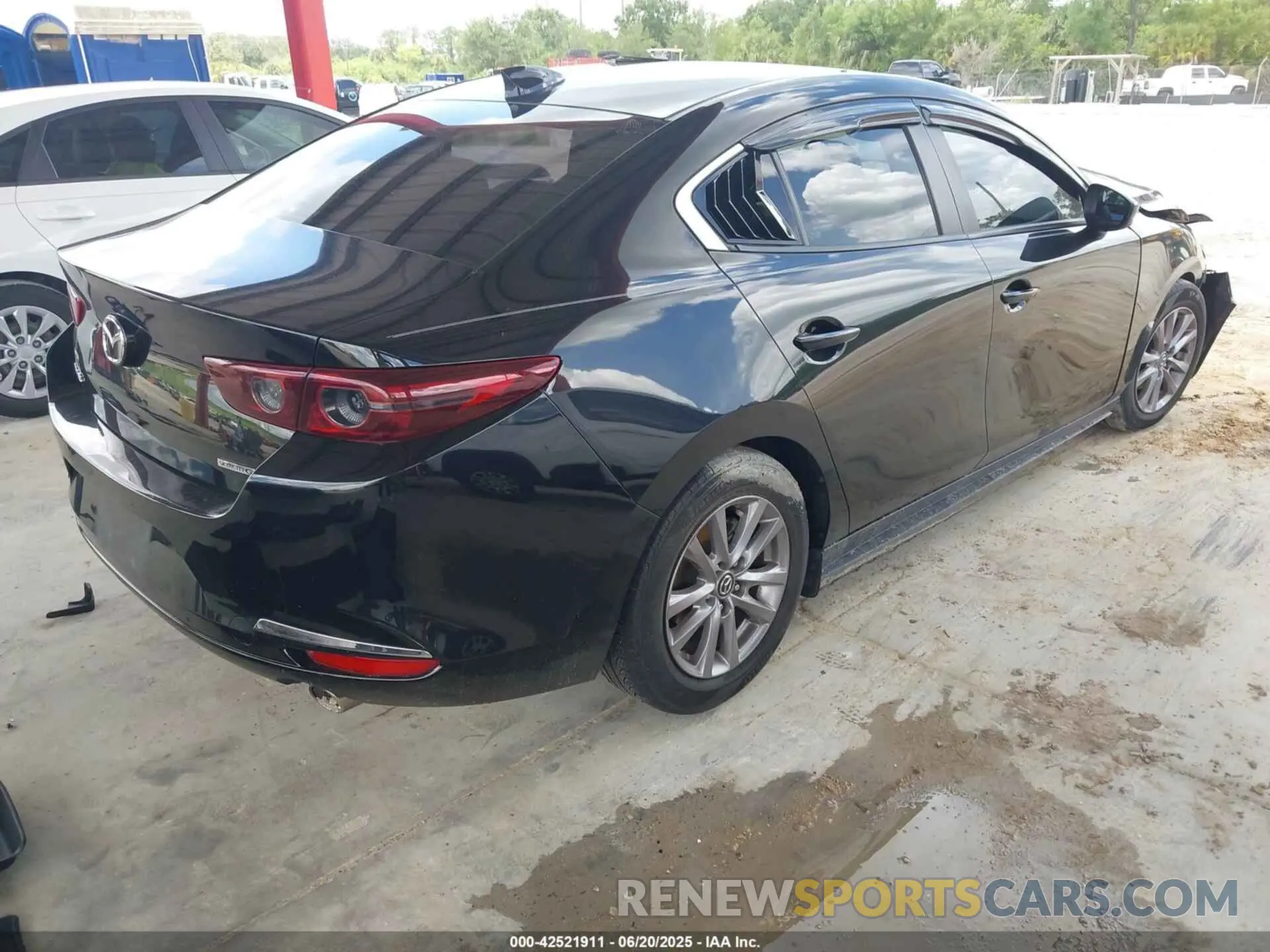 4 Photograph of a damaged car 3MZBPAAL3MM204570 MAZDA MAZDA3 2021