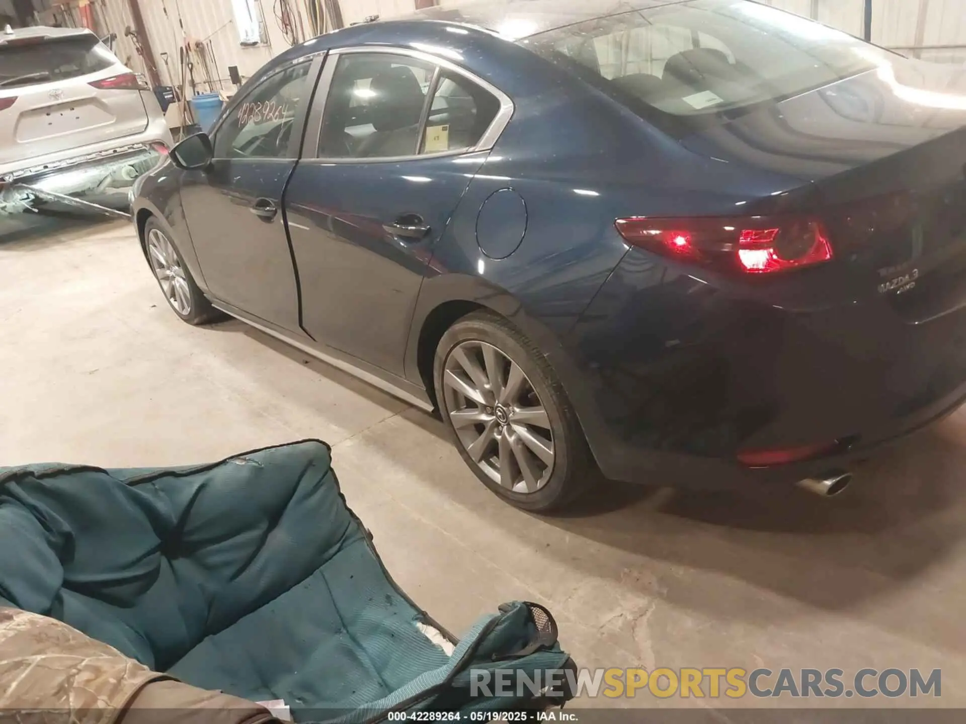 3 Photograph of a damaged car 3MZBPBCLXMM251212 MAZDA MAZDA3 2021