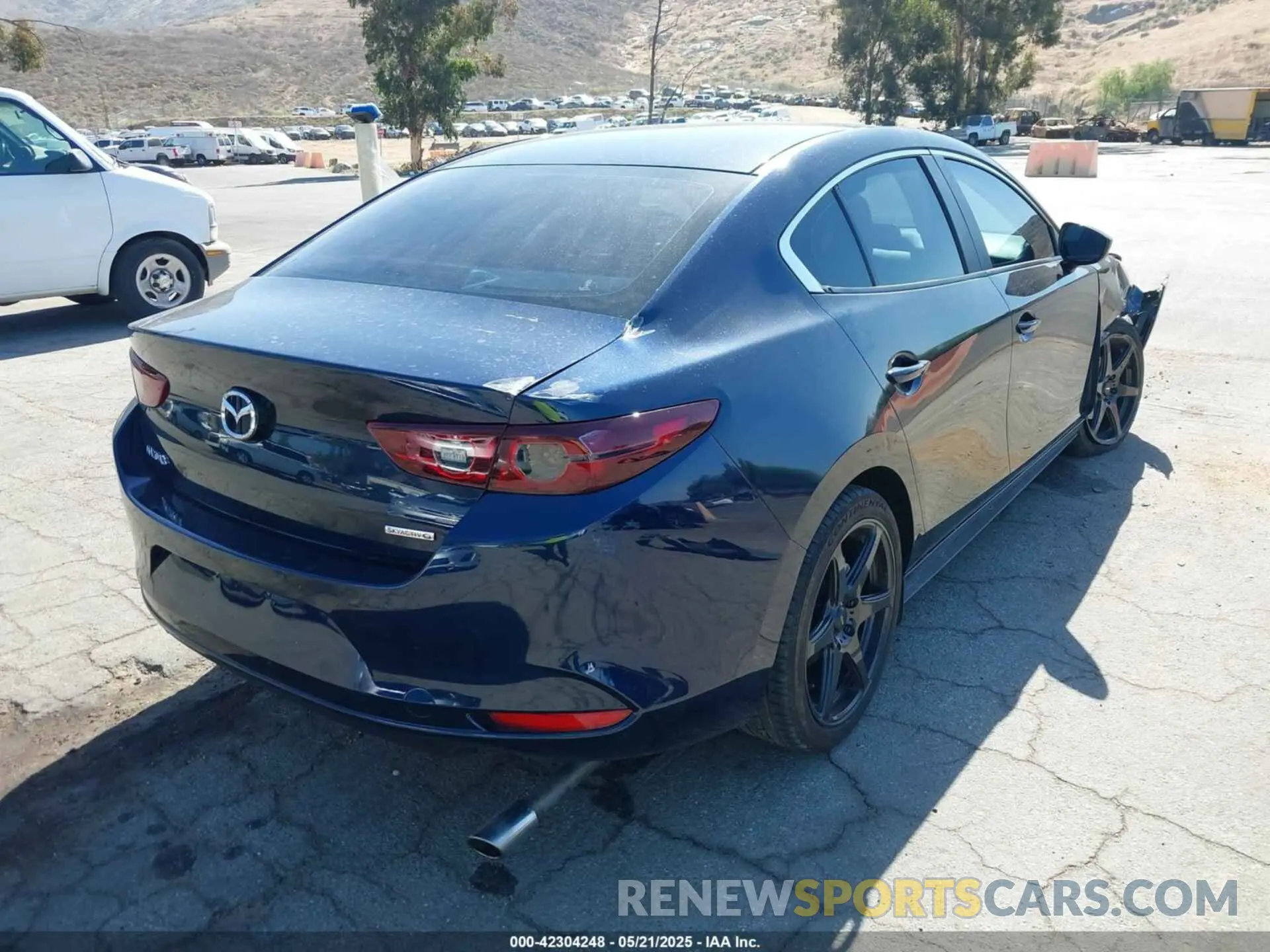 4 Photograph of a damaged car JM1BPAALXM1326956 MAZDA MAZDA3 2021