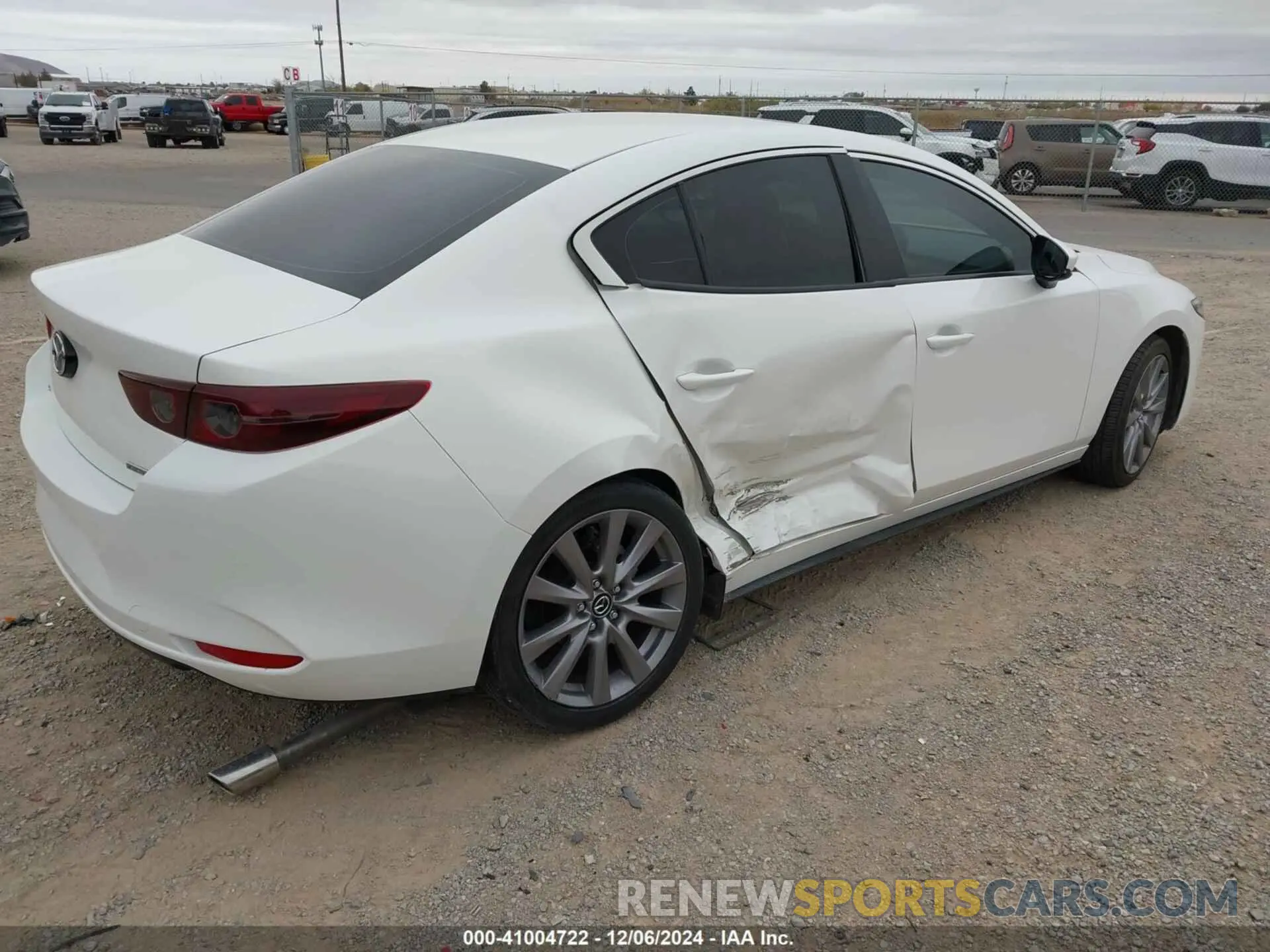 4 Photograph of a damaged car JM1BPACL1M1318242 MAZDA MAZDA3 2021