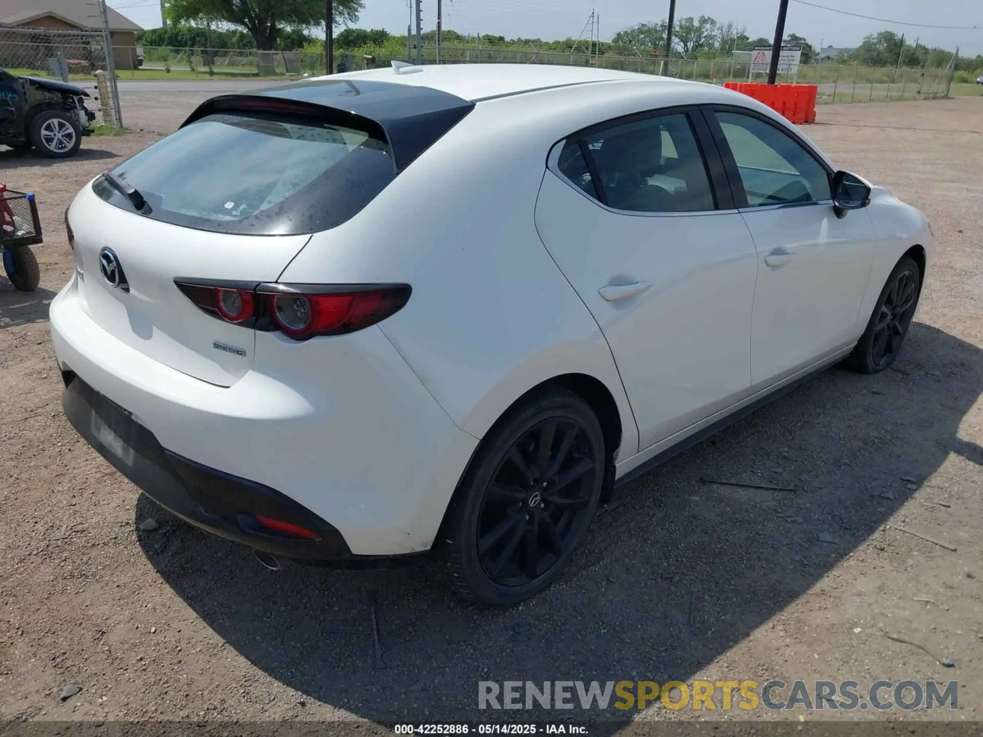4 Photograph of a damaged car JM1BPAML5M1402899 MAZDA MAZDA3 2021