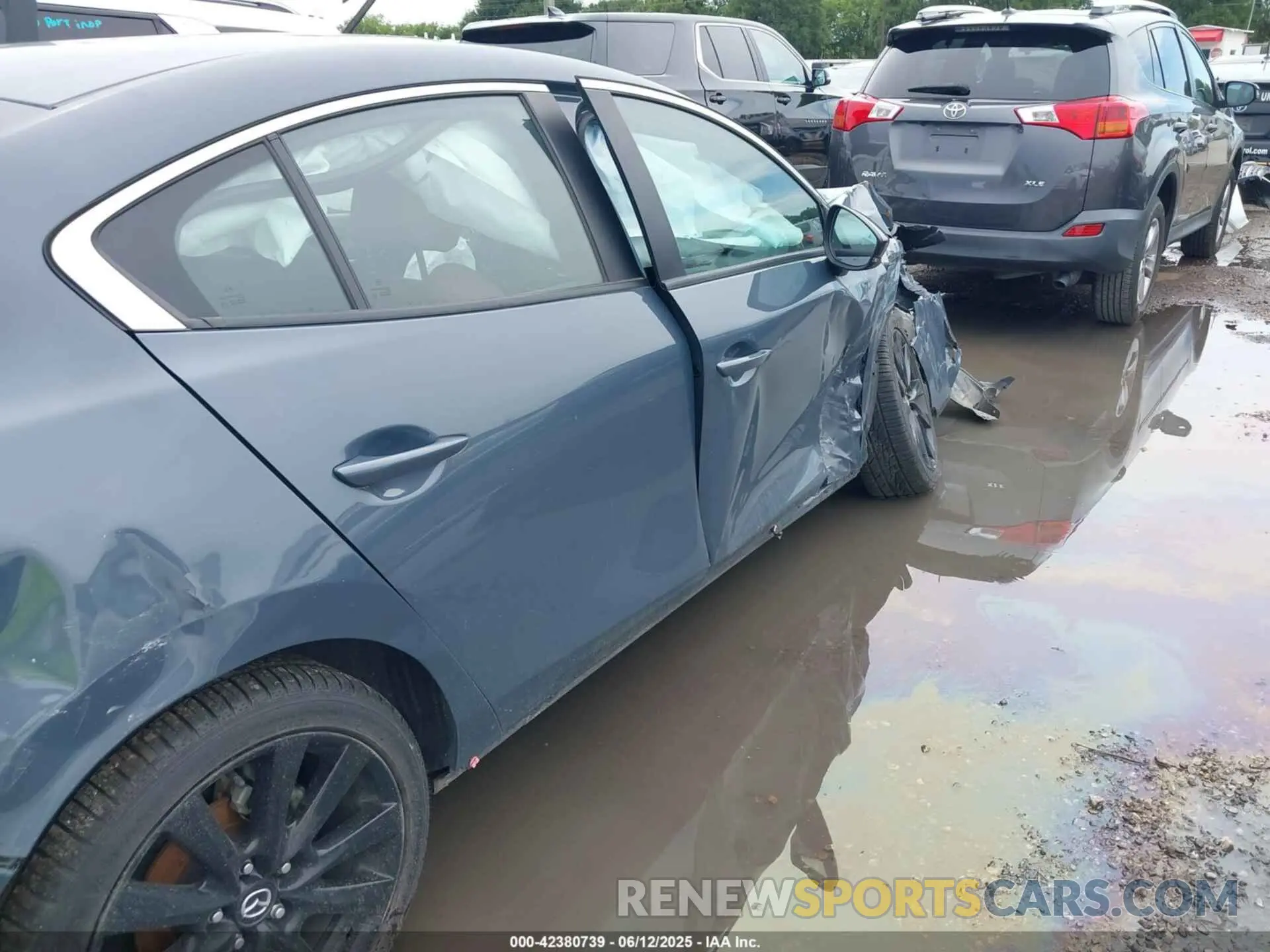 18 Photograph of a damaged car 3MZBPBCM6PM360201 MAZDA MAZDA3 2023
