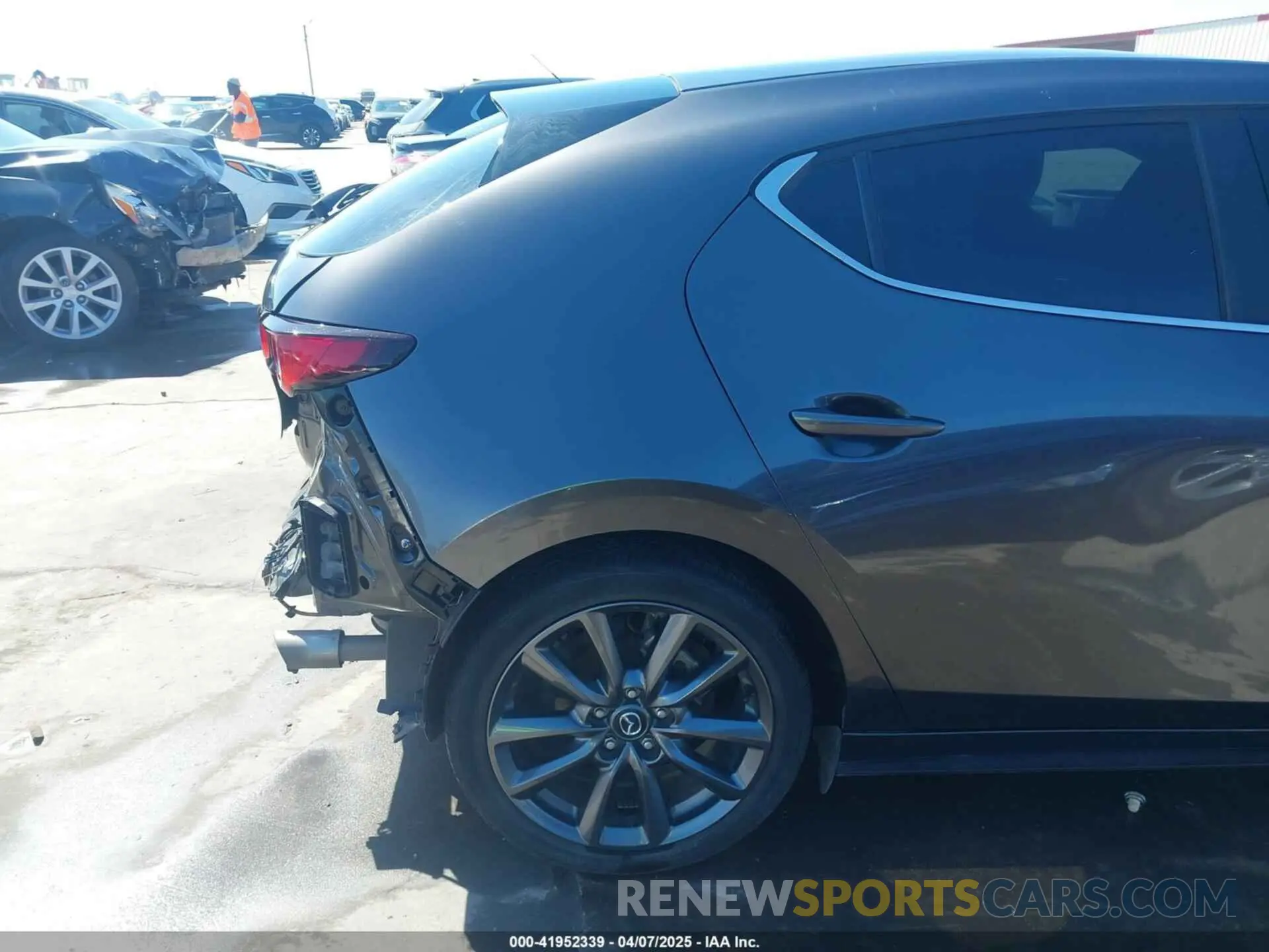 19 Photograph of a damaged car JM1BPALM2R1708220 MAZDA MAZDA3 2024