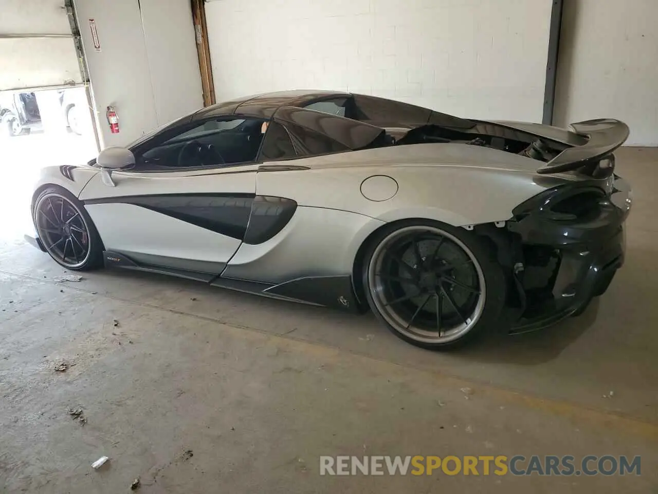 2 Photograph of a damaged car SBM13SAAXLW008565 MCLAREN AUTOMOTIVE 600LT 2020