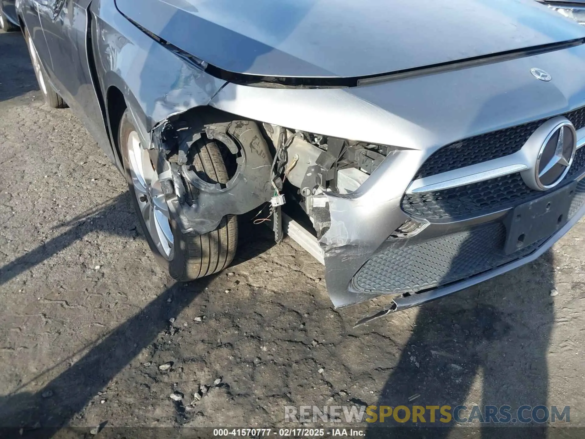 17 Photograph of a damaged car WDD3G4EB3KW025944 MERCEDES-BENZ A 220 2019