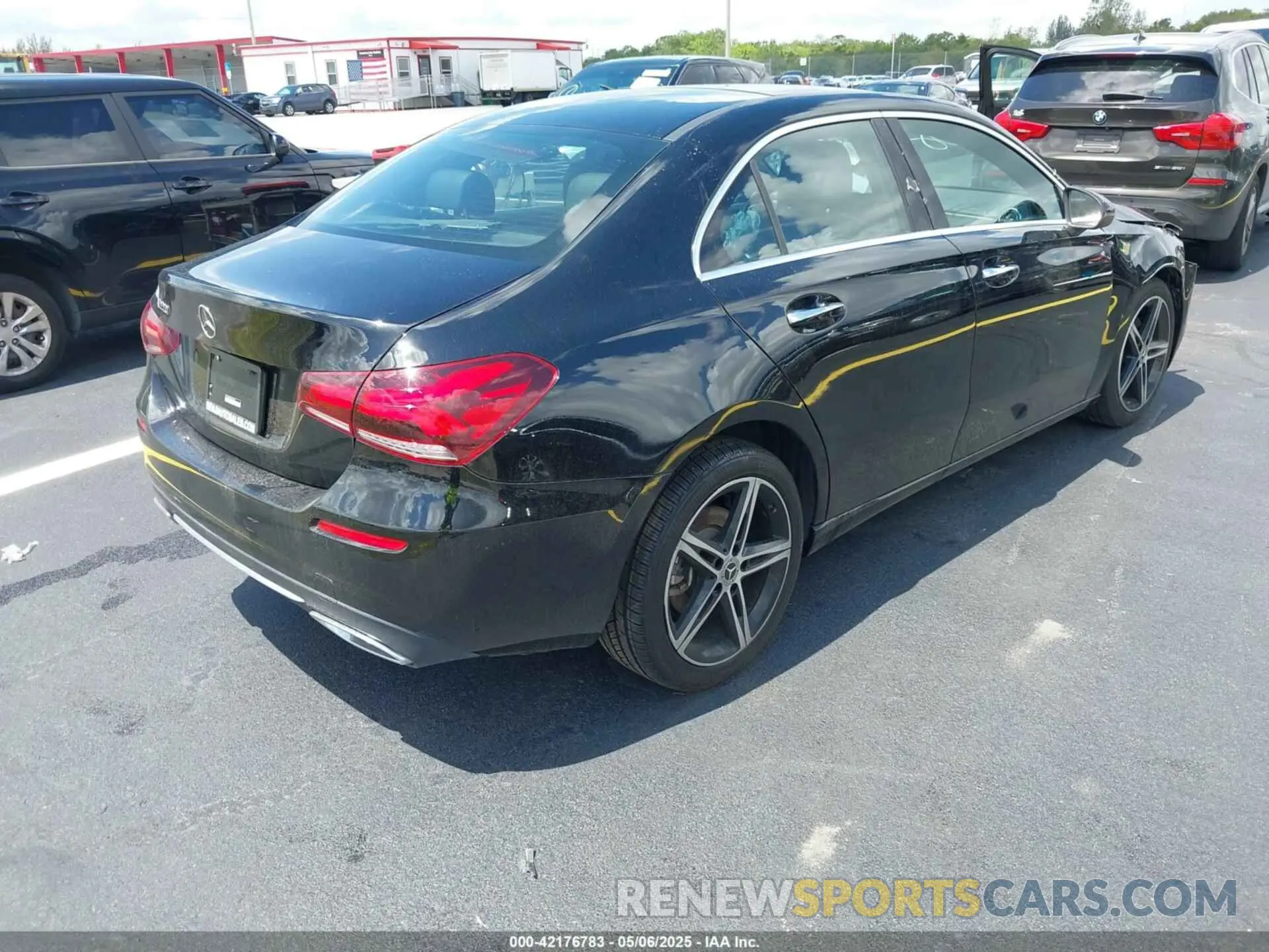 4 Photograph of a damaged car W1K3G4EB0NJ356708 MERCEDES-BENZ A 220 2022