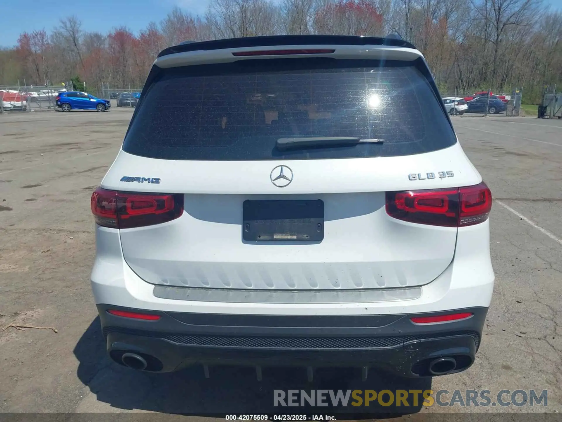 16 Photograph of a damaged car W1N4M5BB1NW172956 MERCEDES-BENZ AMG GLB 35 2022
