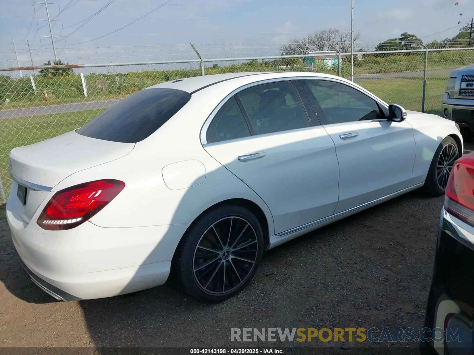 4 Photograph of a damaged car 55SWF8DB1KU308347 MERCEDES-BENZ C 300 2019