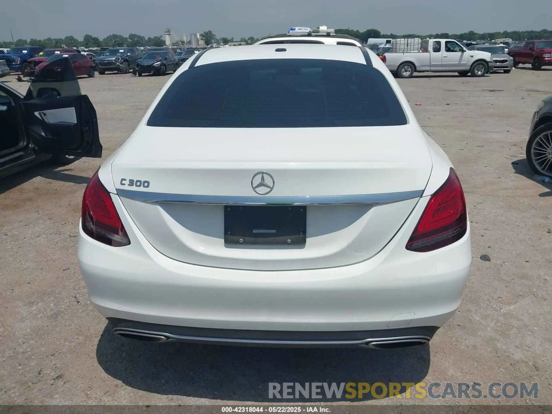 16 Photograph of a damaged car 55SWF8DB3KU304610 MERCEDES-BENZ C 300 2019