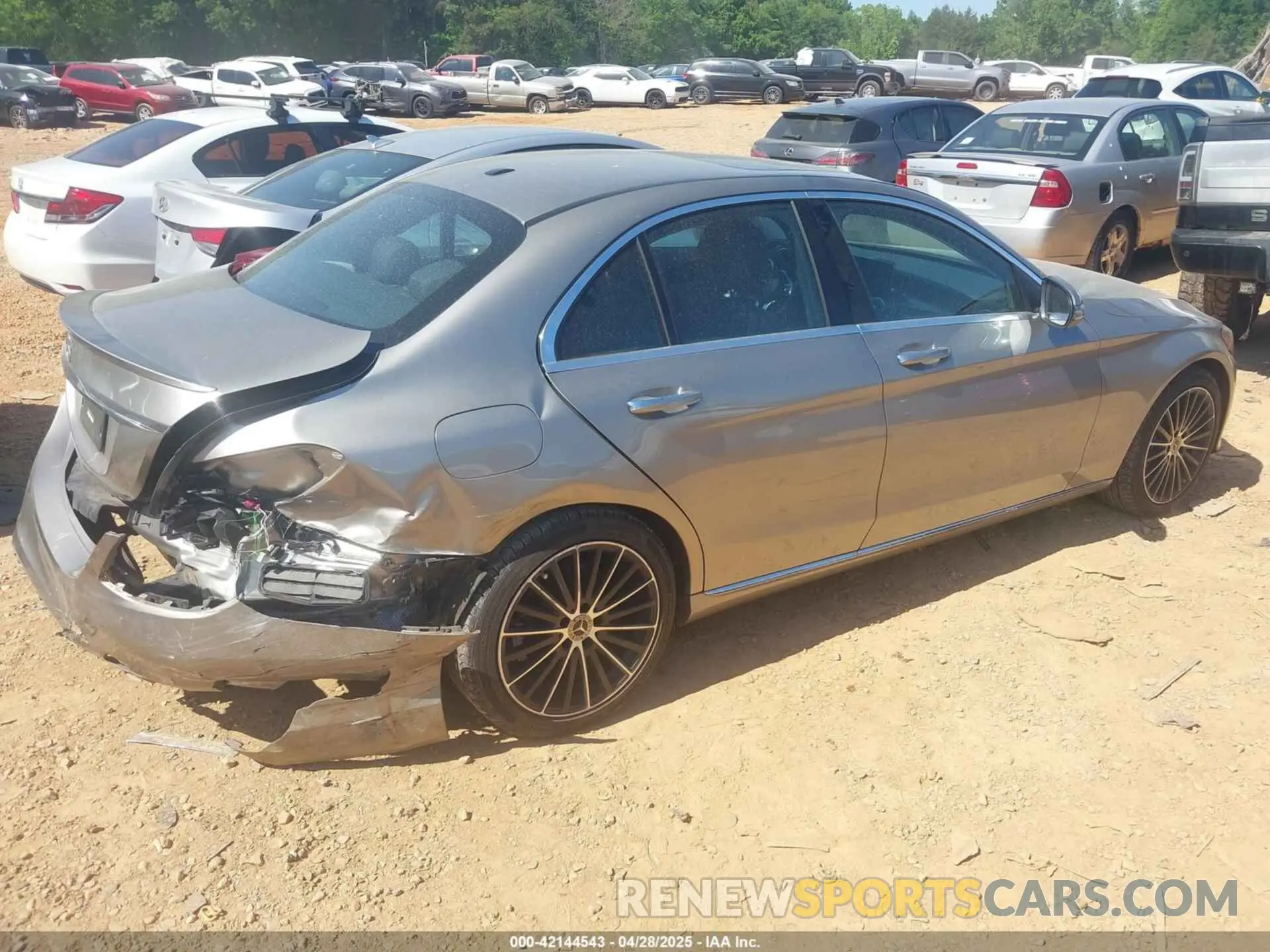 4 Photograph of a damaged car 55SWF8DB8KU308975 MERCEDES-BENZ C 300 2019
